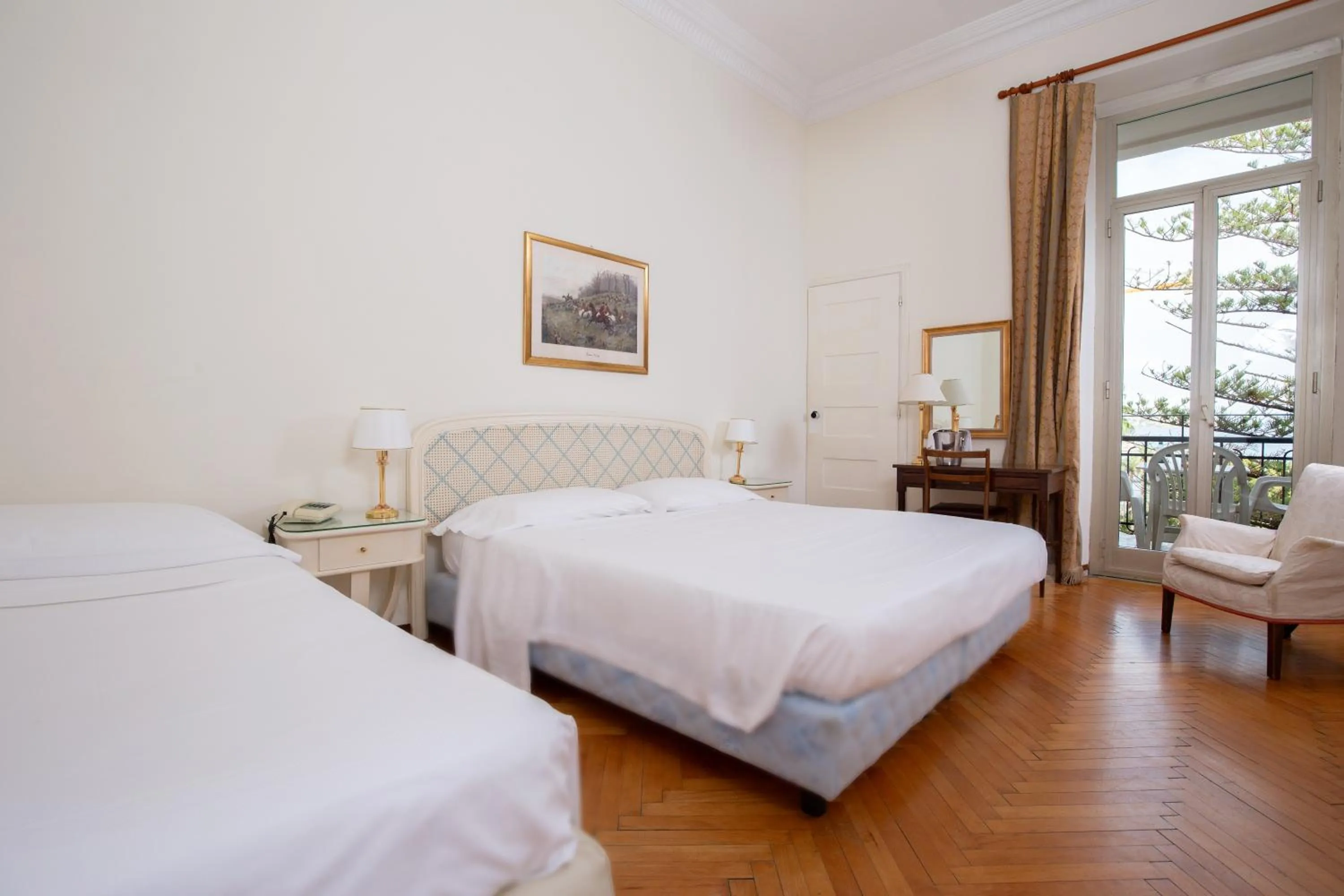 Bedroom, Bed in Grand Hotel De Londres