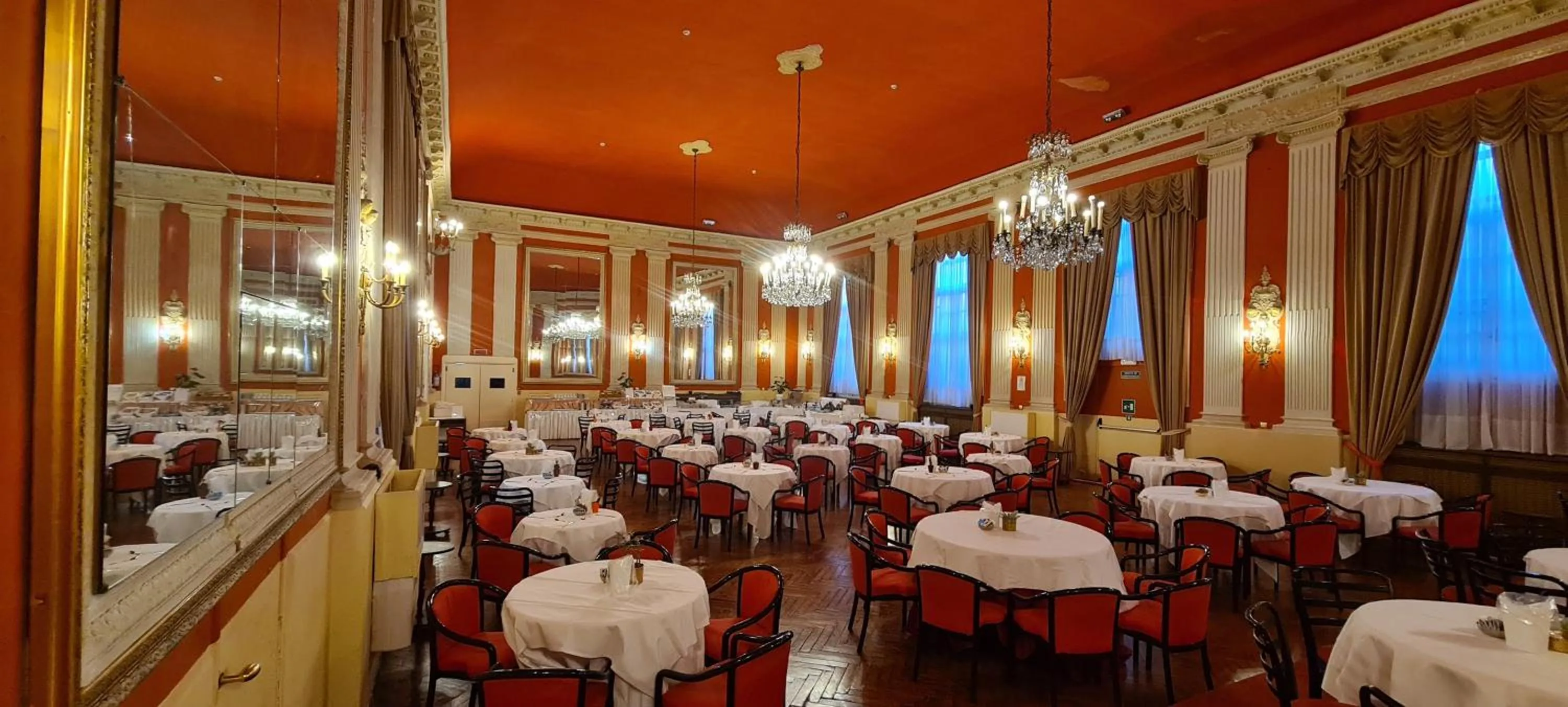 Restaurant/places to eat in Grand Hotel De Londres