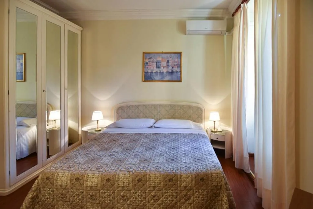 Bedroom, Bed in Grand Hotel De Londres