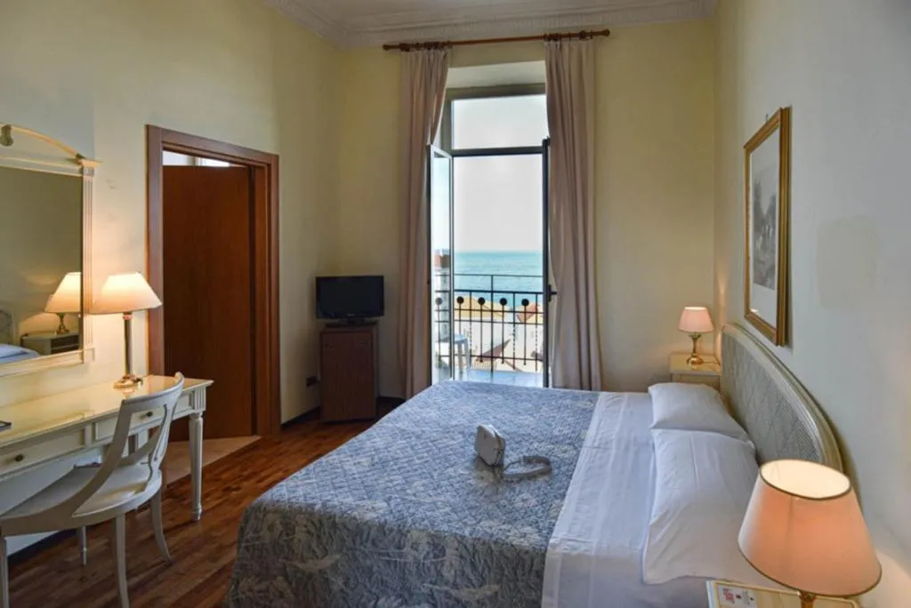 Bed in Grand Hotel De Londres