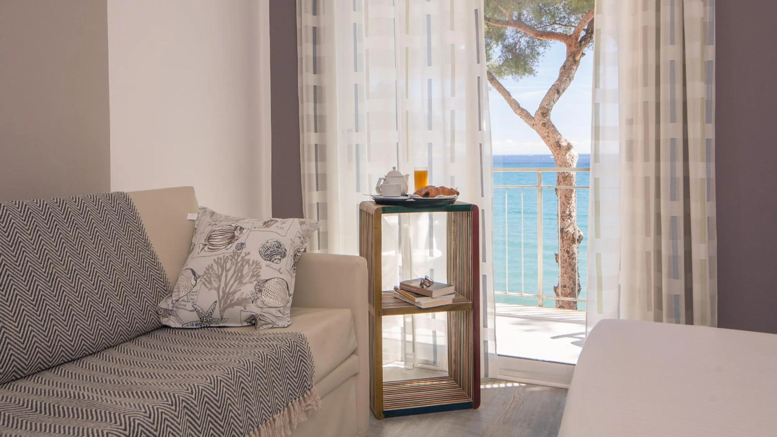 Day, Bed in Hotel Arc En Ciel