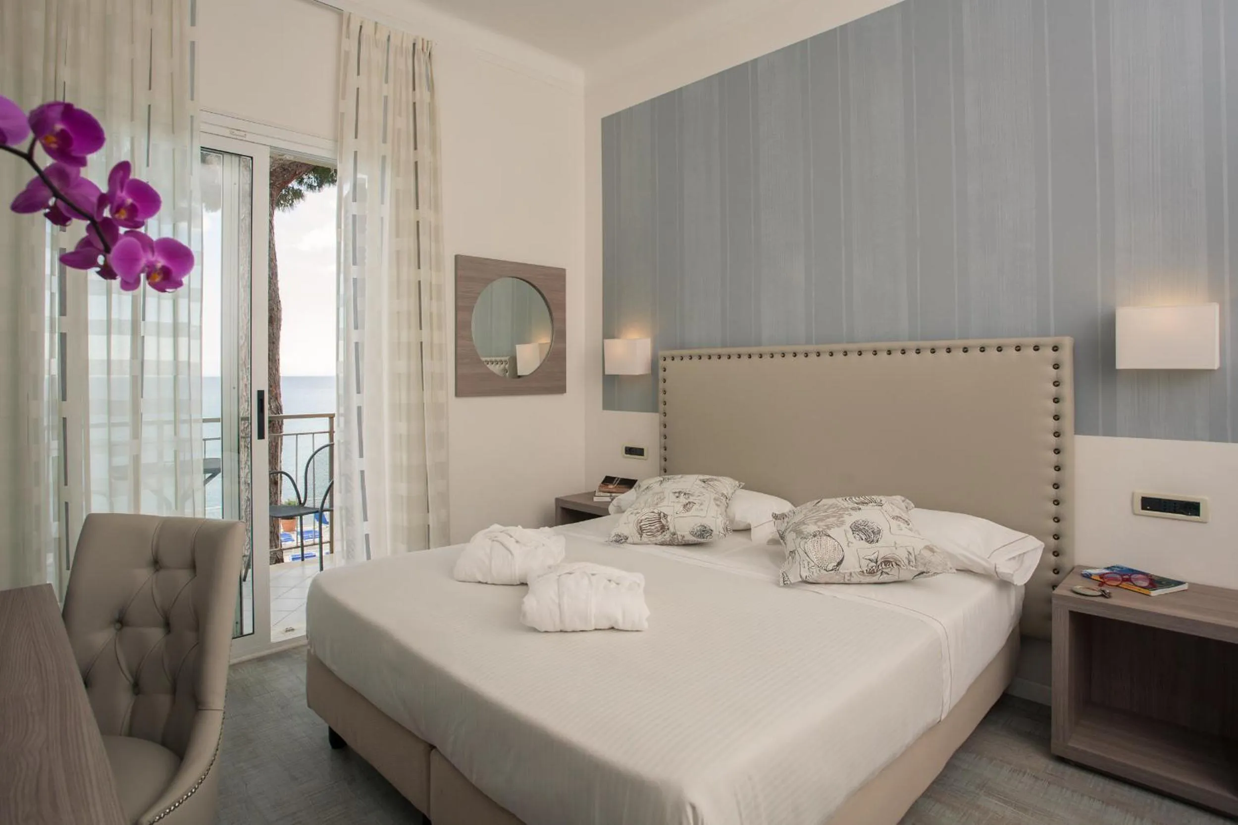 Bedroom, Bed in Hotel Arc En Ciel