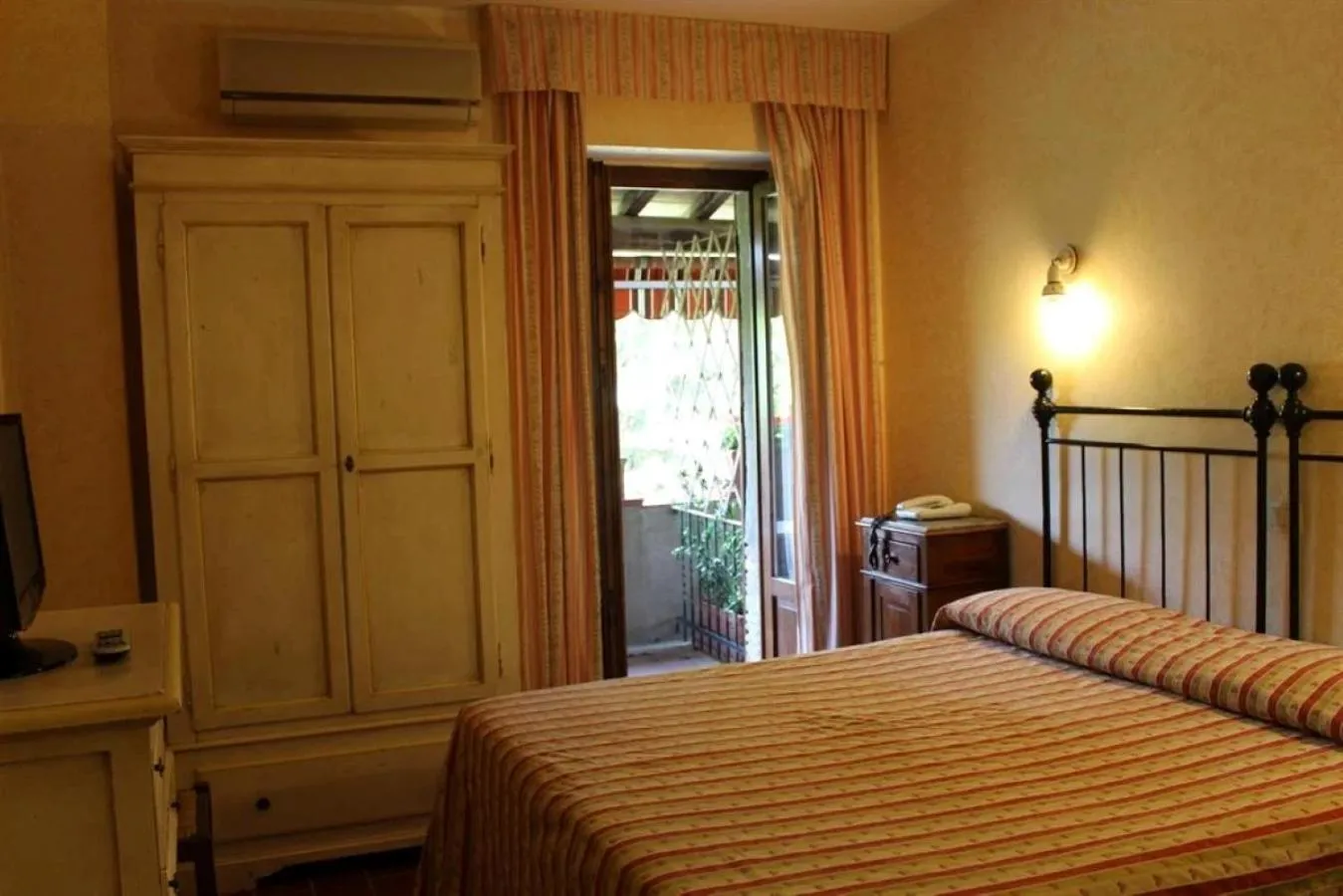 Bed in Antico Casale Di Scansano Resort