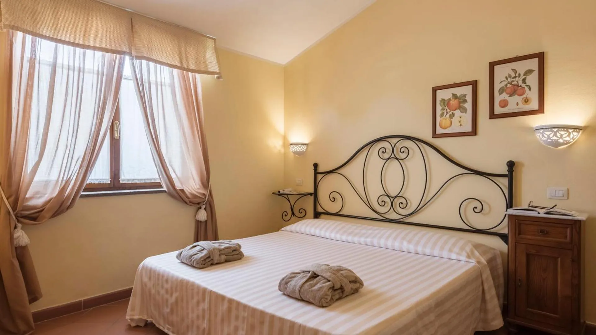 Bed in Antico Casale Di Scansano Resort