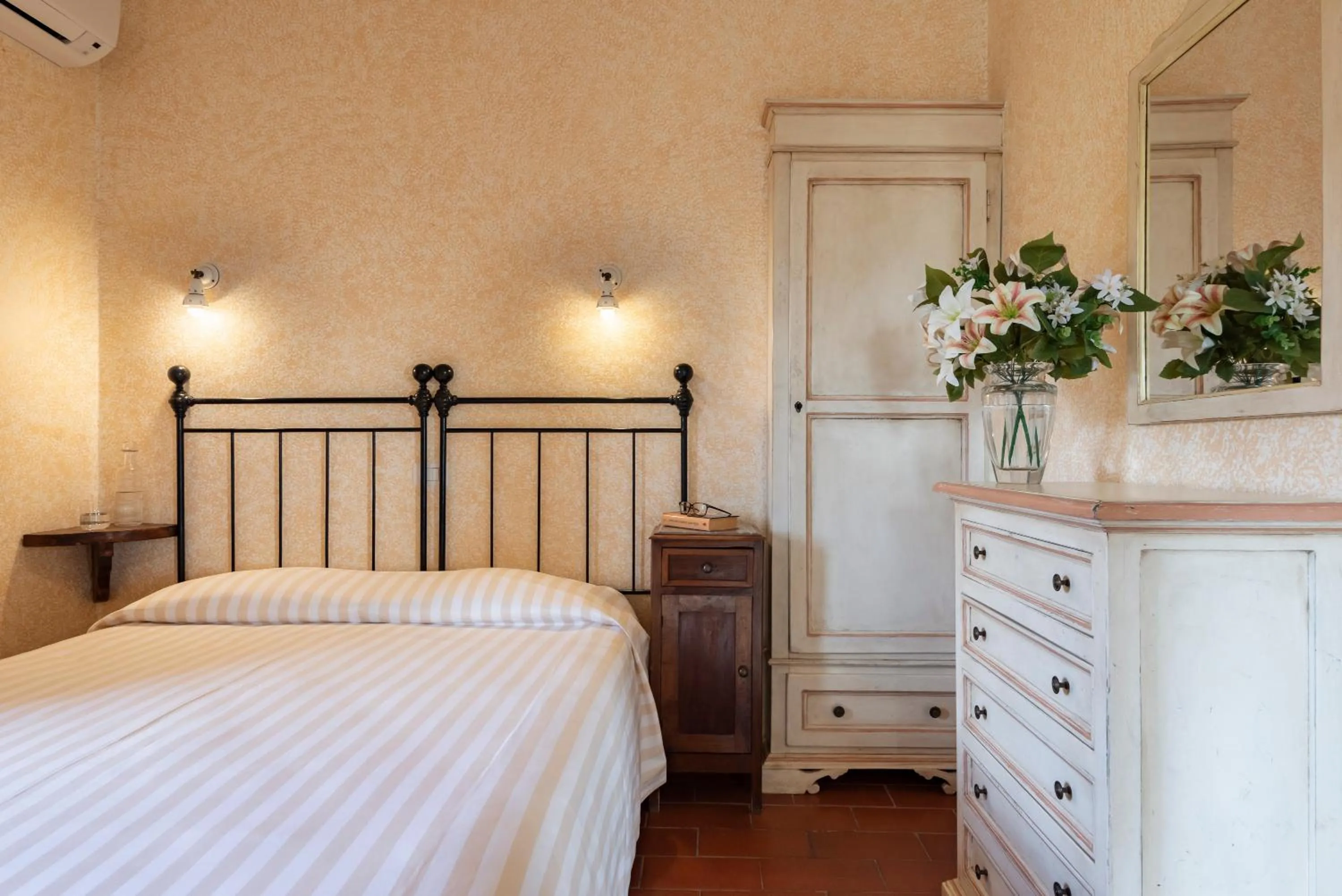 Bed in Antico Casale Di Scansano Resort