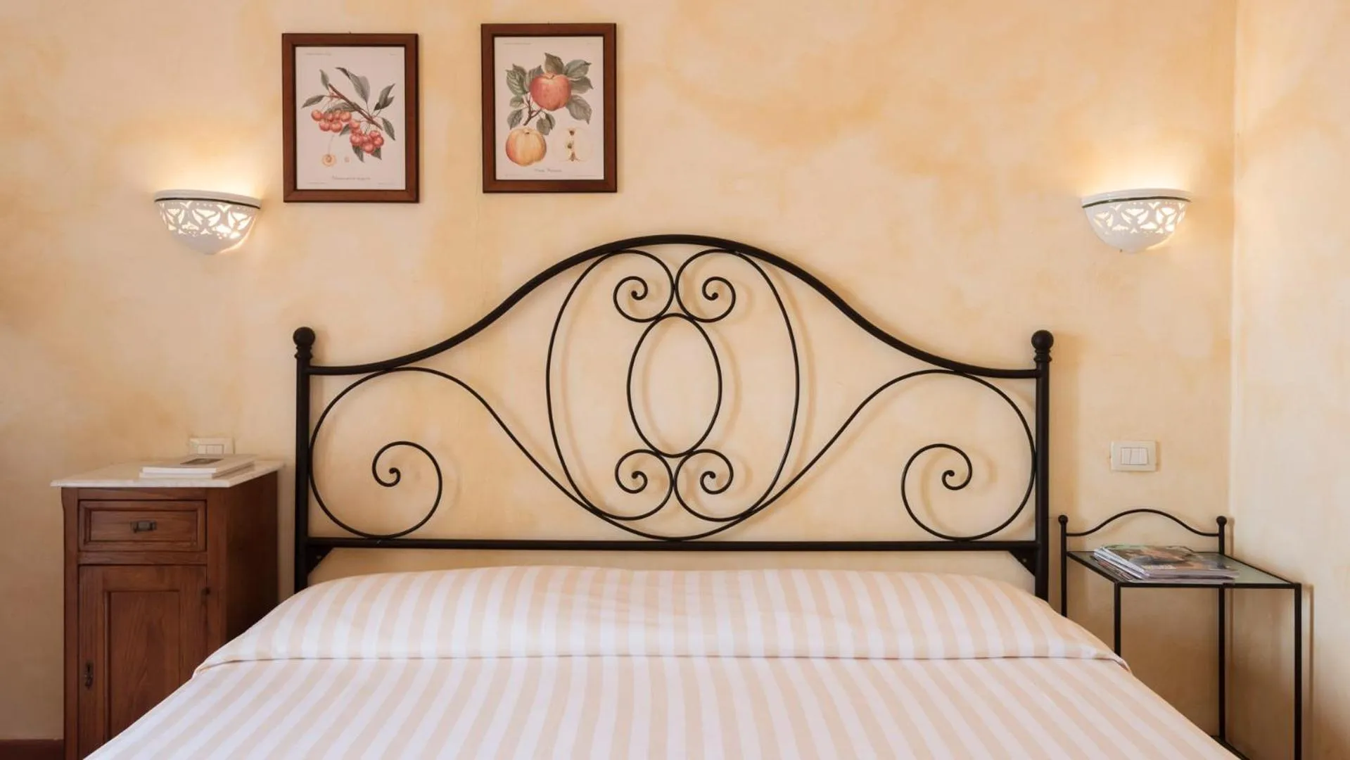 Bed in Antico Casale Di Scansano Resort