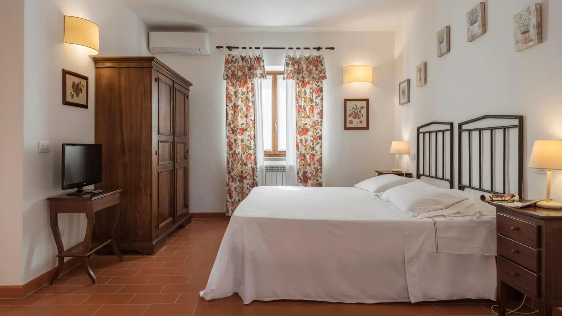 Bed in Antico Casale Di Scansano Resort
