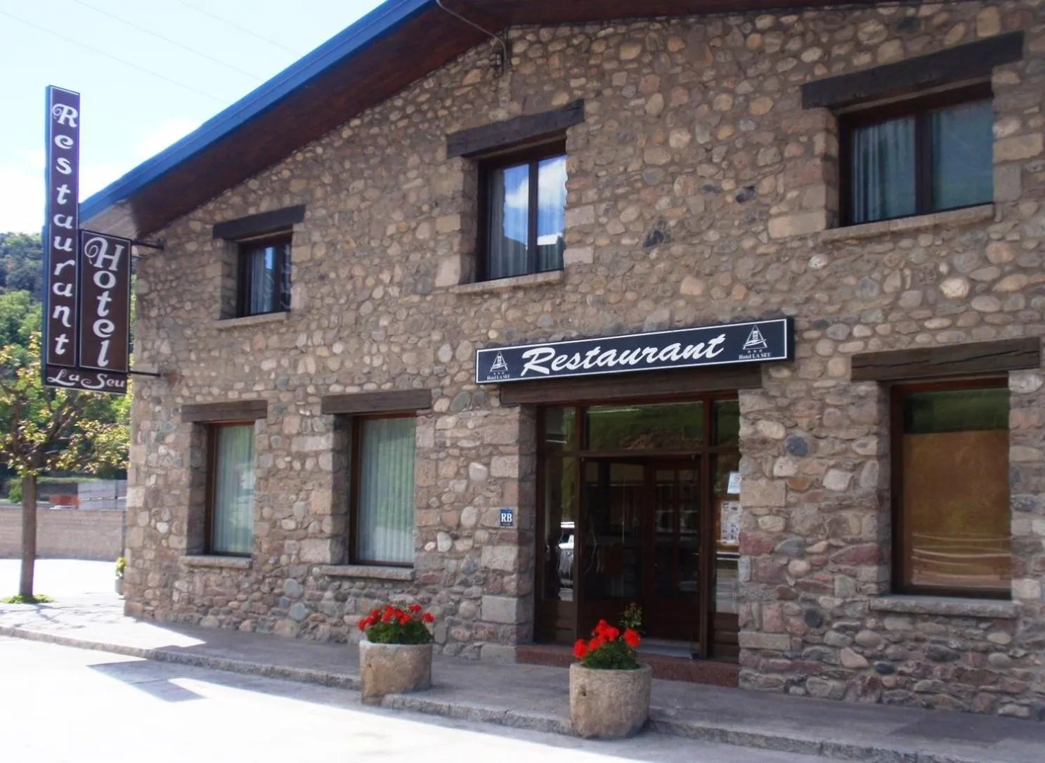 Restaurant/places to eat in Hotel La Seu