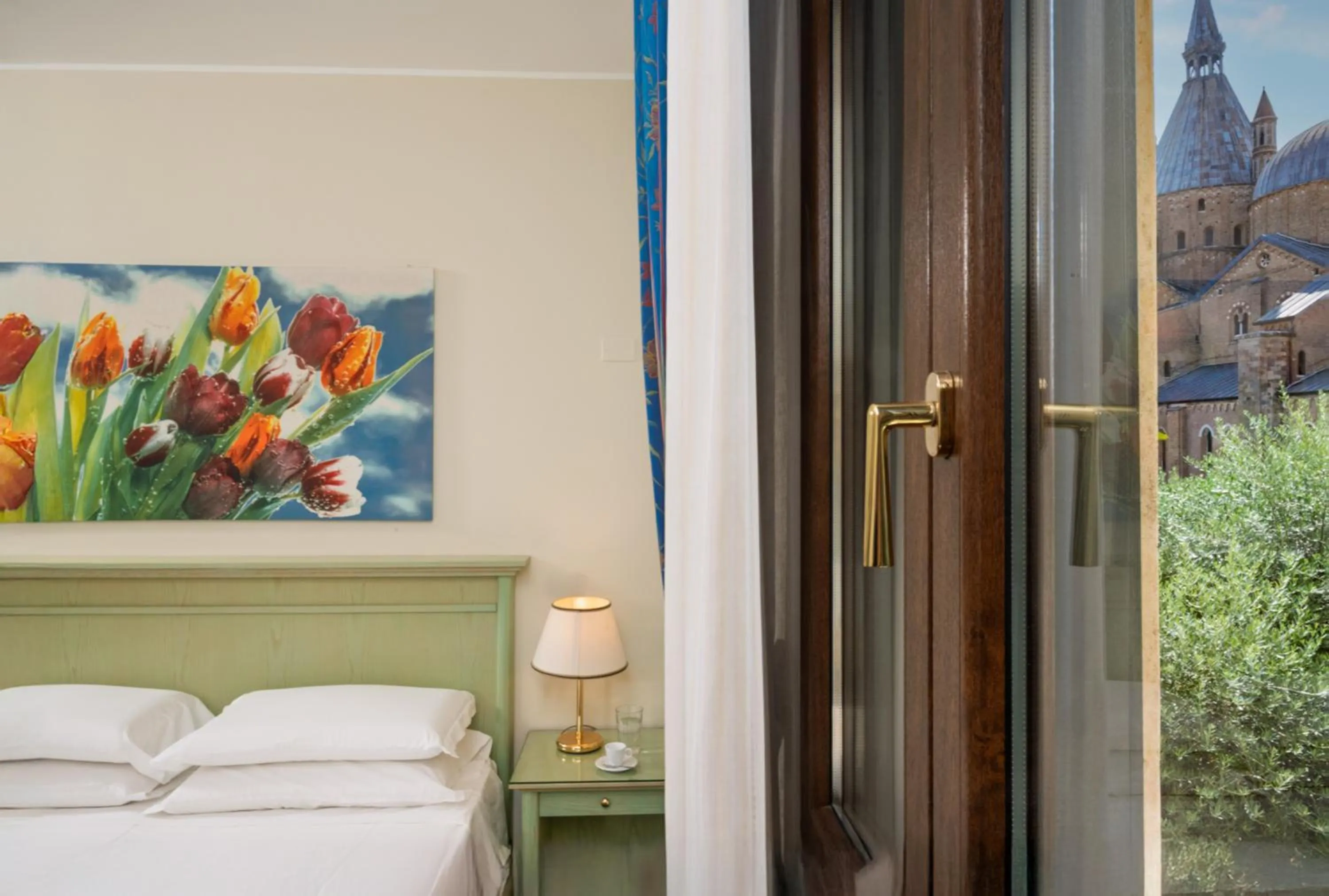 View (from property/room), Bed in Hotel Donatello