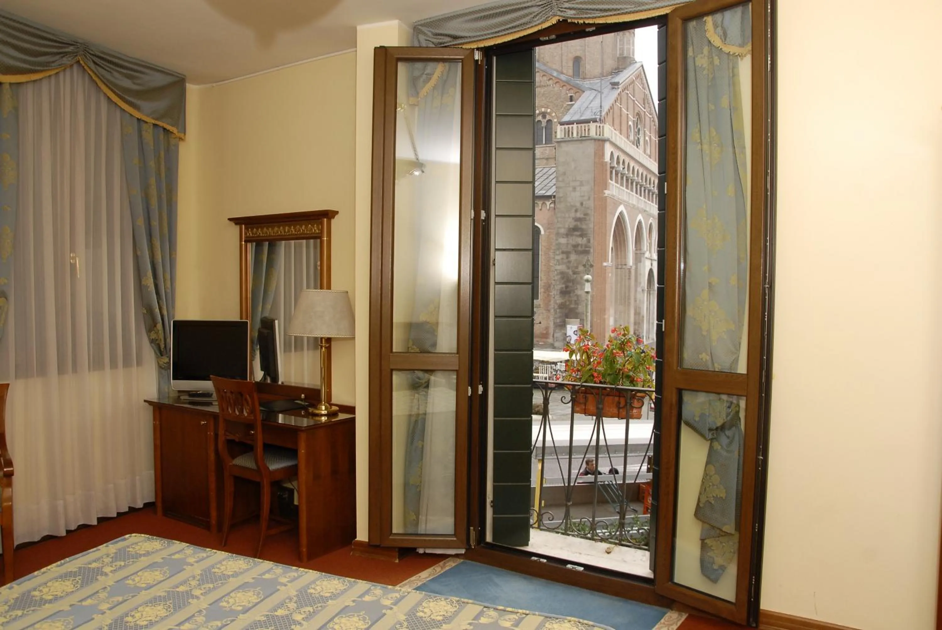 View (from property/room), Bed in Hotel Donatello