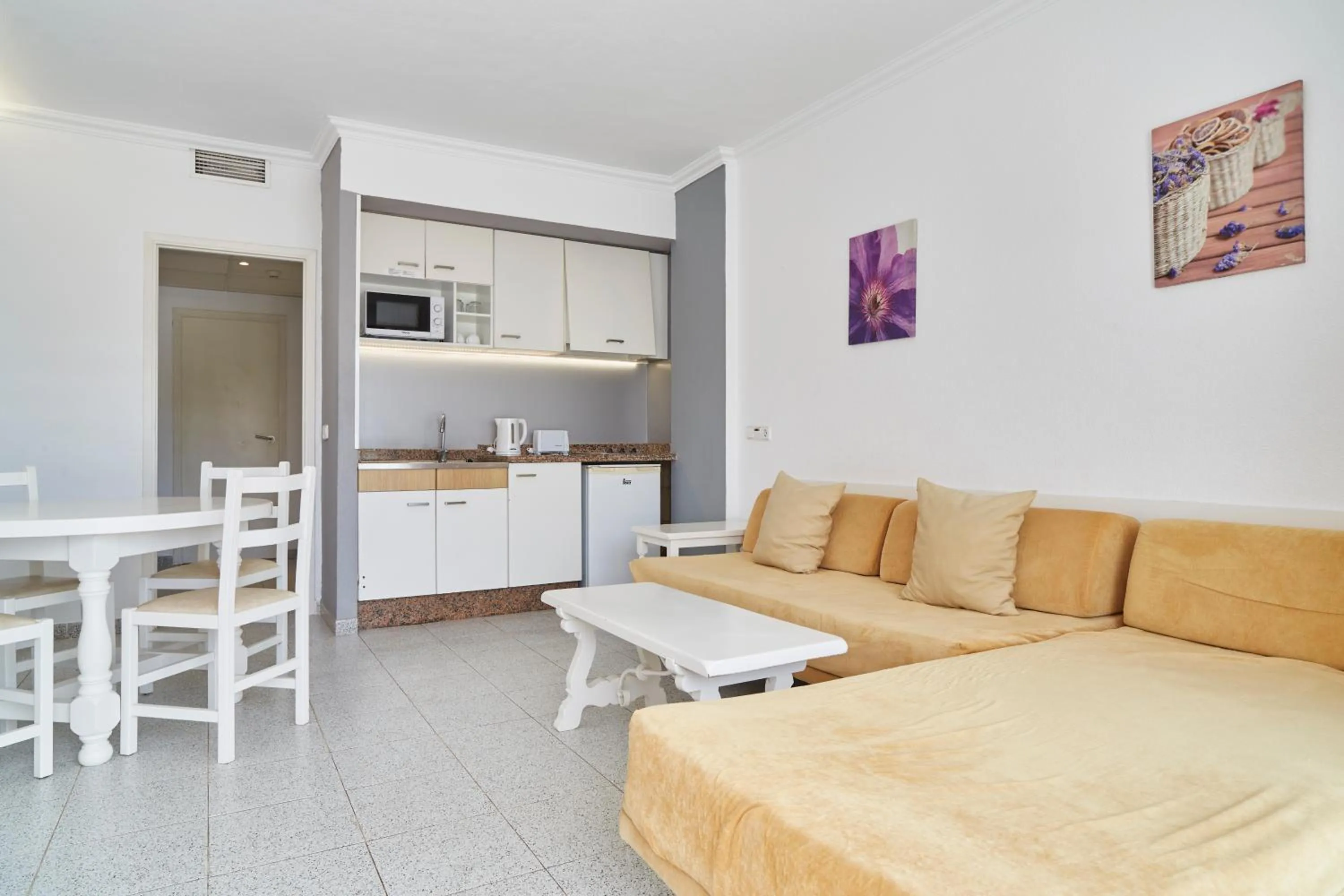 Kitchen or kitchenette in Invisa Hotel Casa Luis