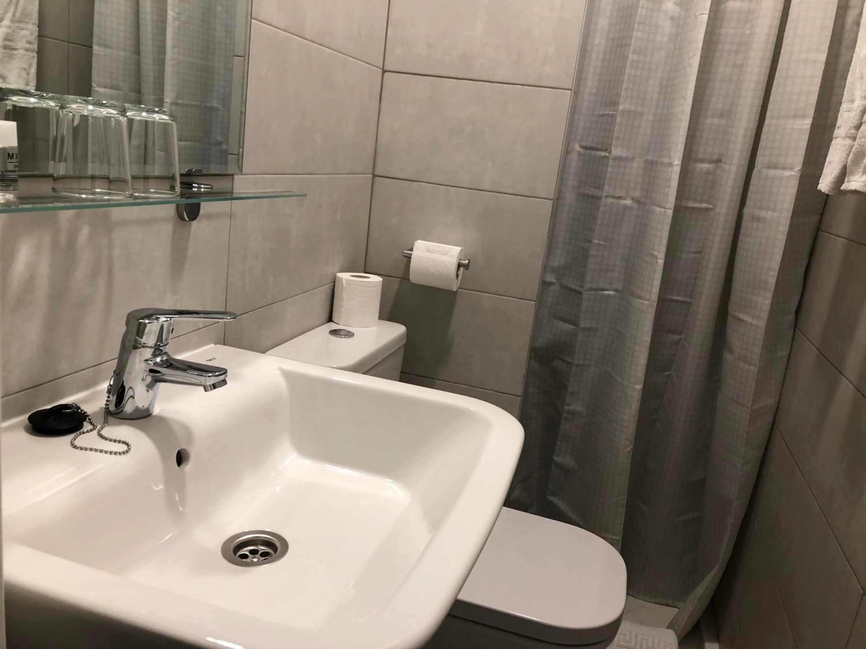 Shower in Hostal Rías Bajas