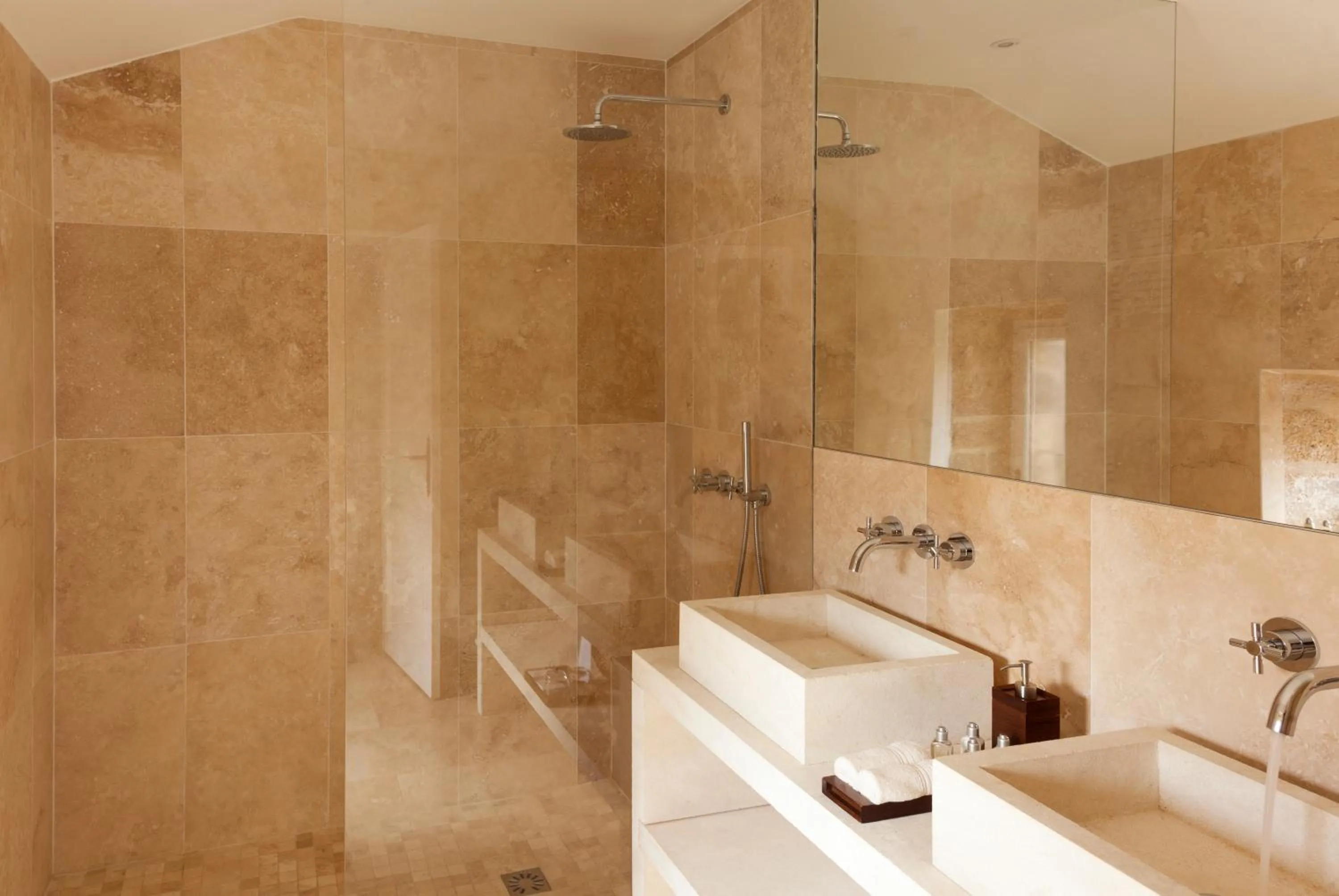 Bathroom in Le Vieux Castillon