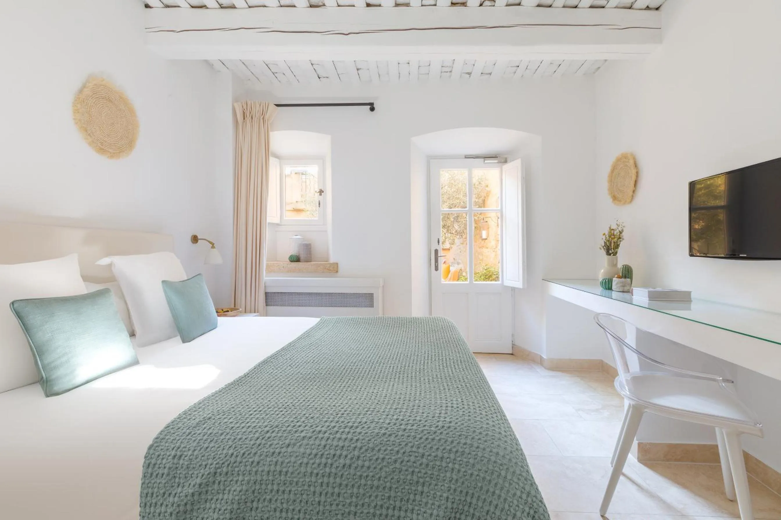 Inner courtyard view, Bed in Le Vieux Castillon