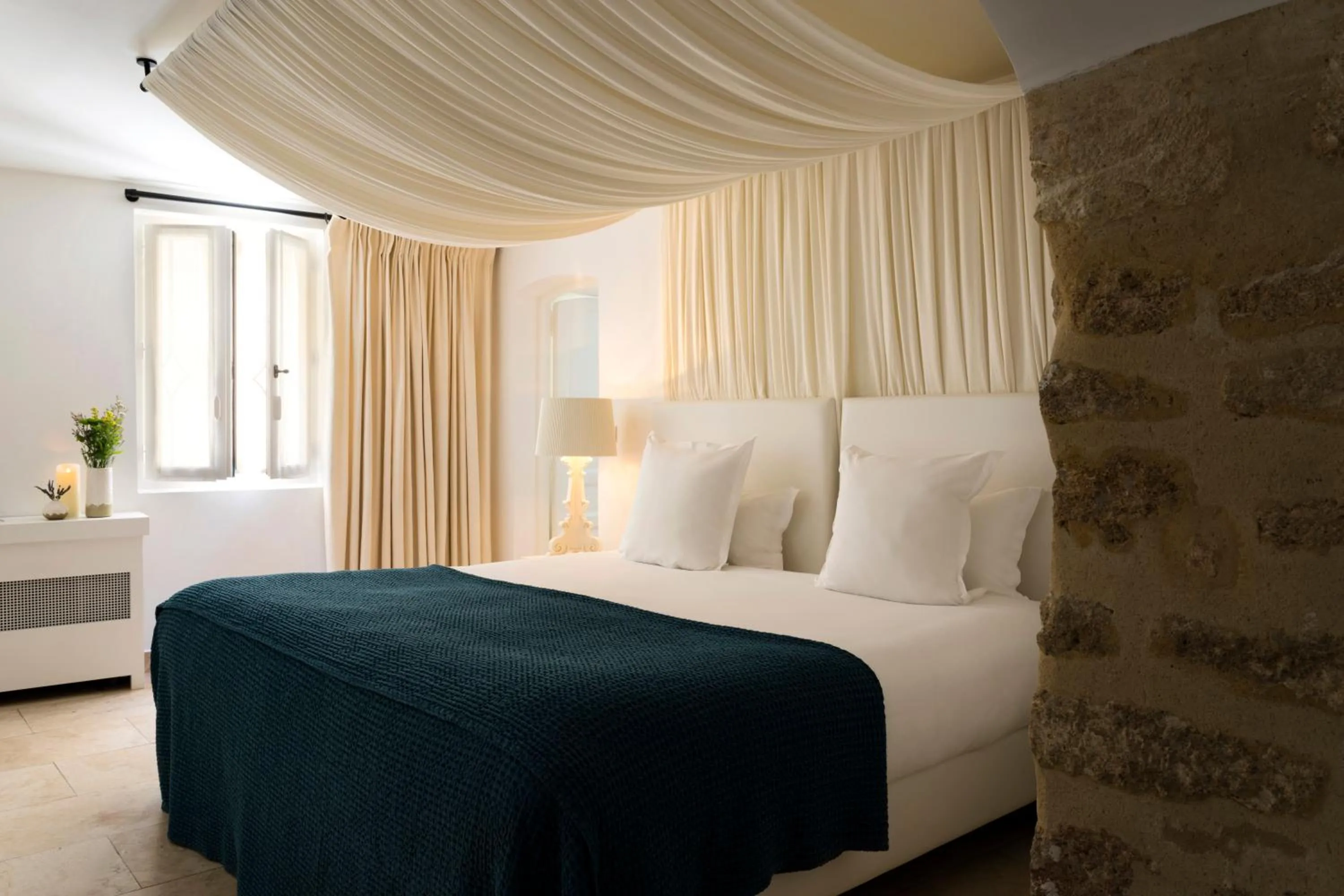 Photo of the whole room, Bed in Le Vieux Castillon