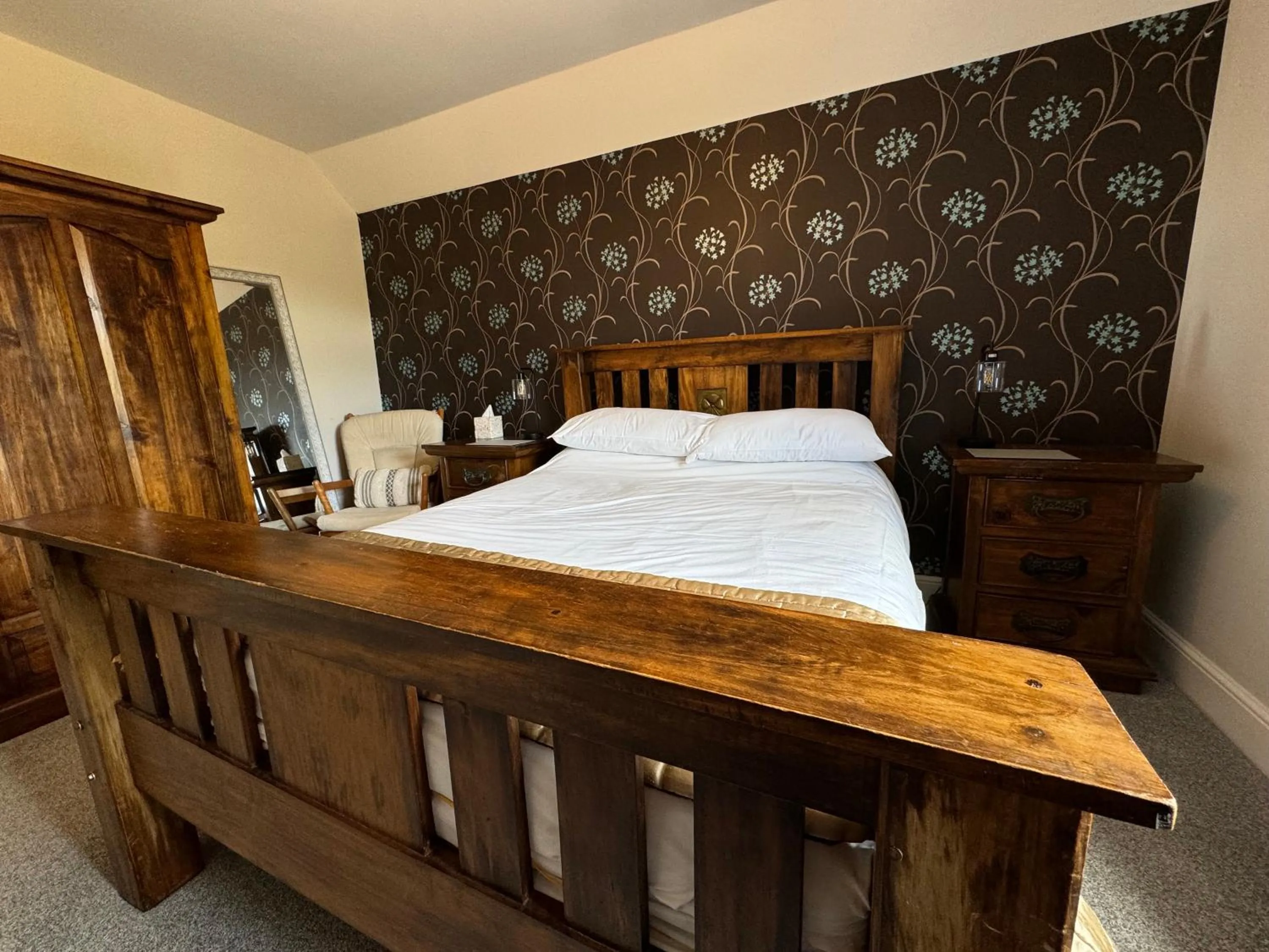 Bedroom, Bed in The Half Moon