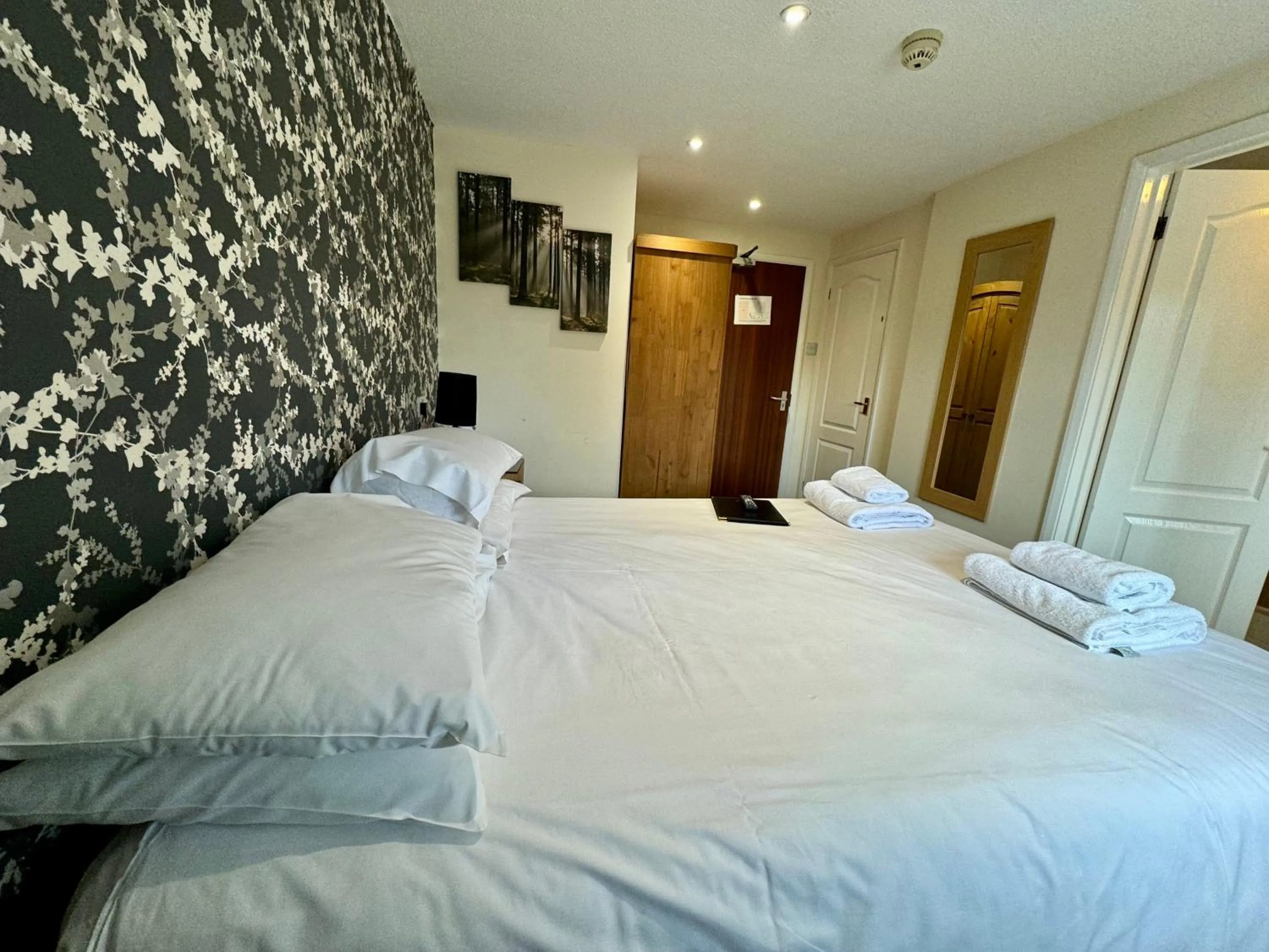 Bedroom, Bed in The Half Moon