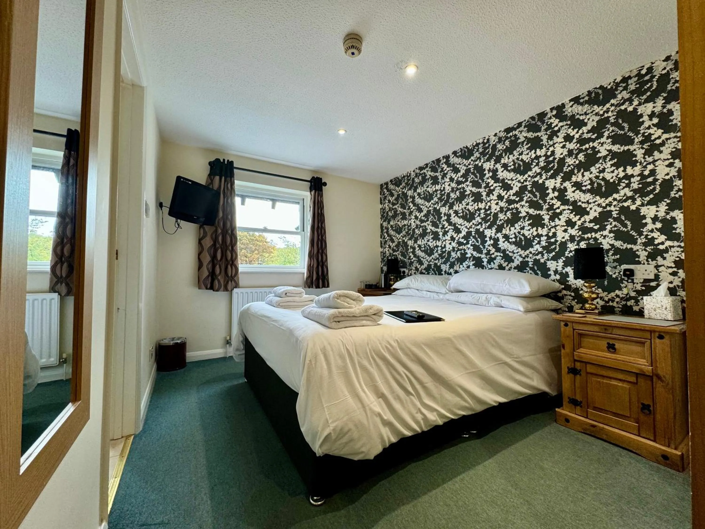 Bedroom, Bed in The Half Moon