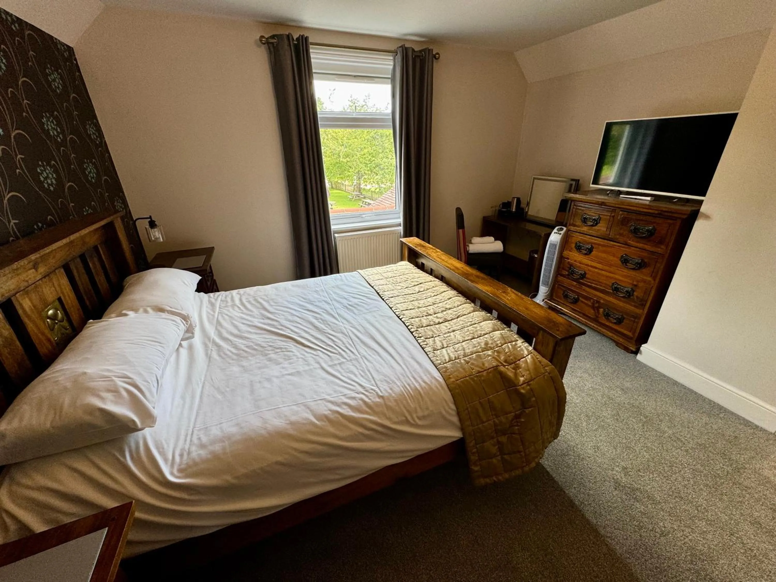 Bedroom, Bed in The Half Moon