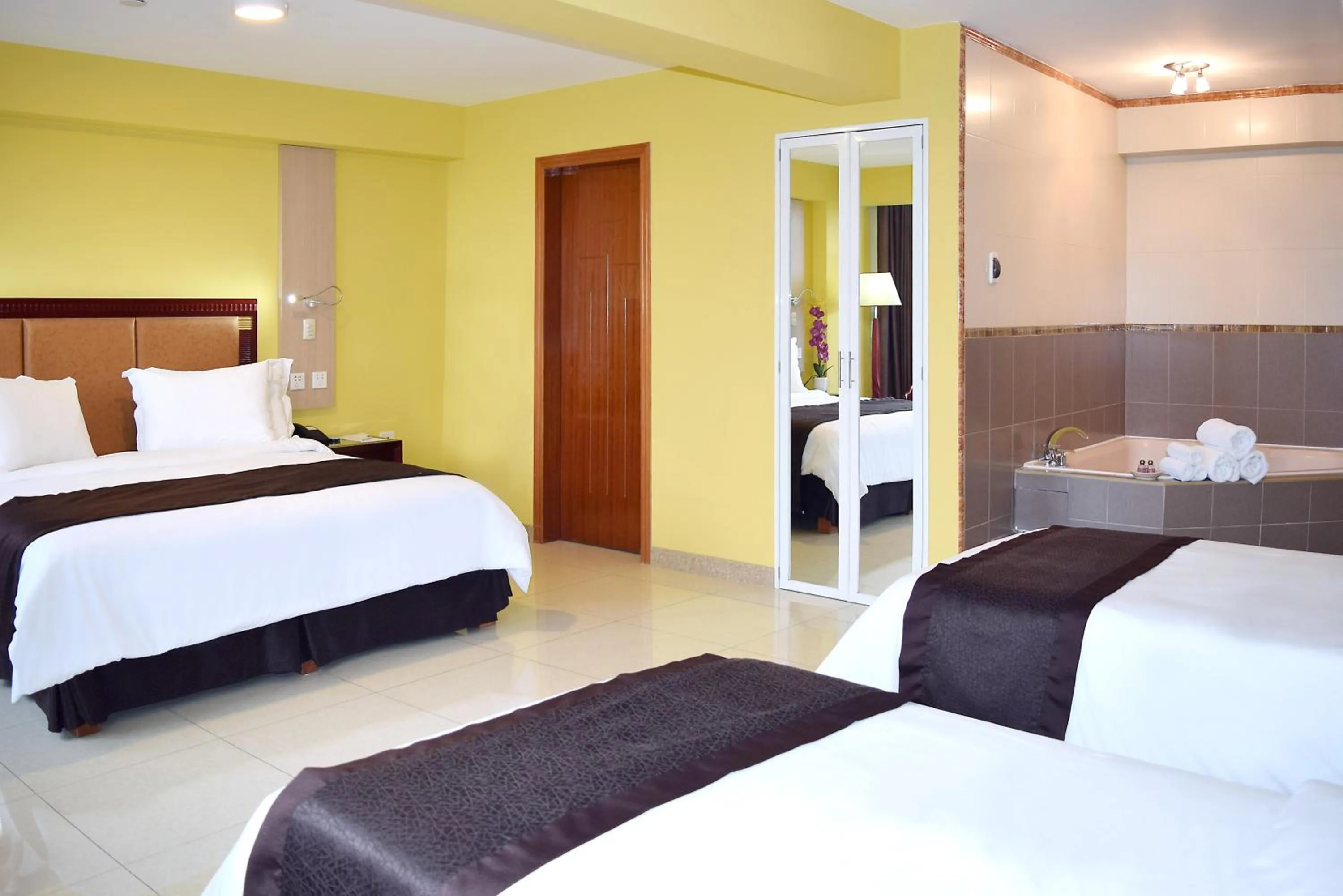 Hot Tub, Bed in Gran Mundo Hotel & Suites