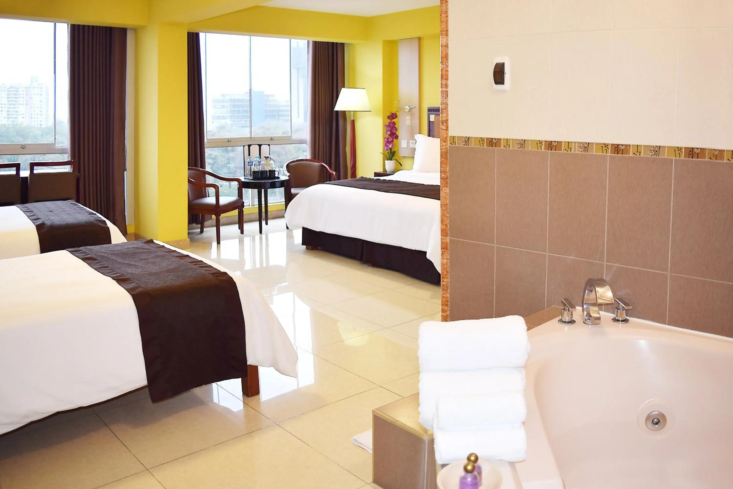 Hot Tub, Bed in Gran Mundo Hotel & Suites