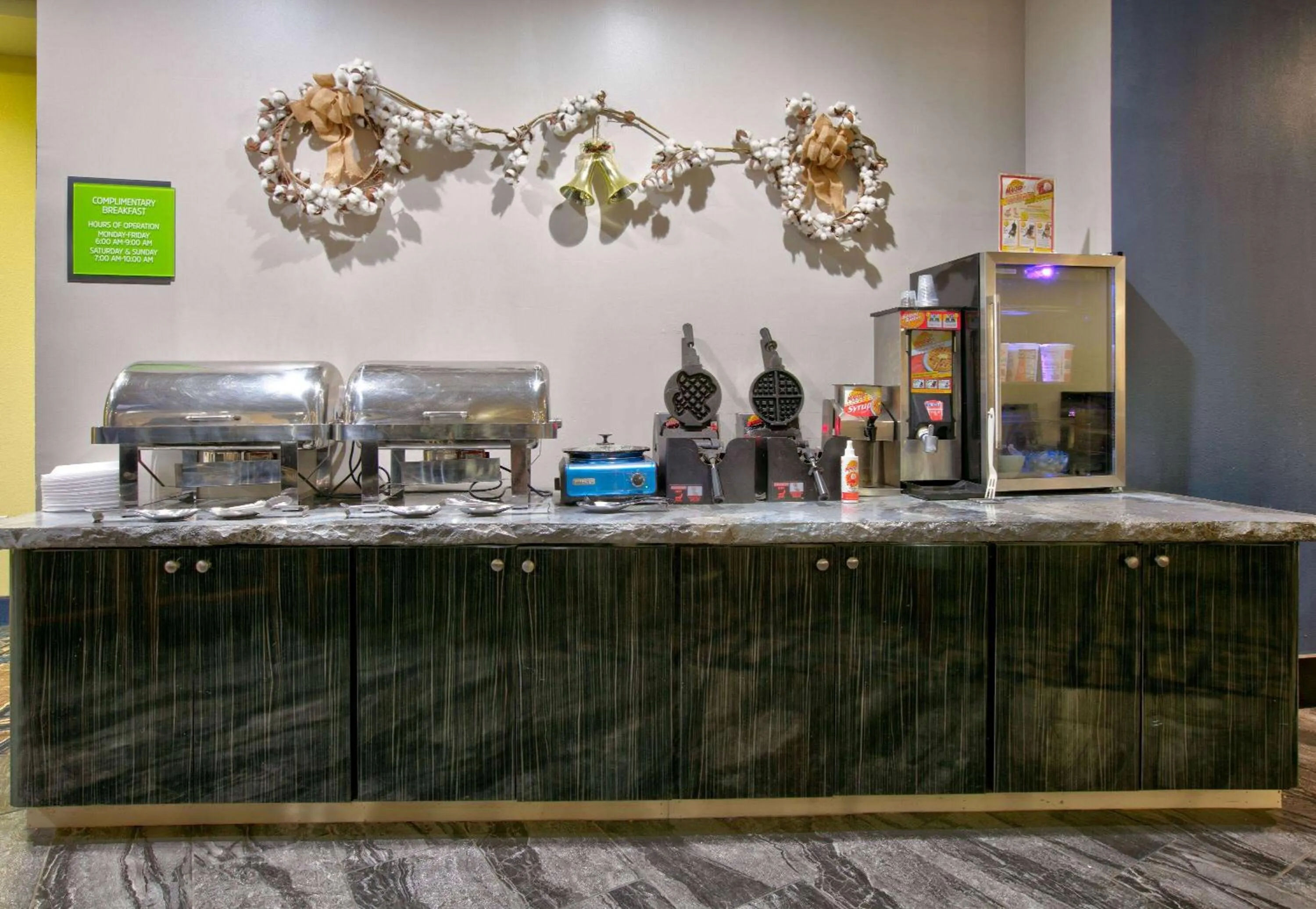 Breakfast in La Quinta Inn & Suites by Wyndham Lubbock Southwest