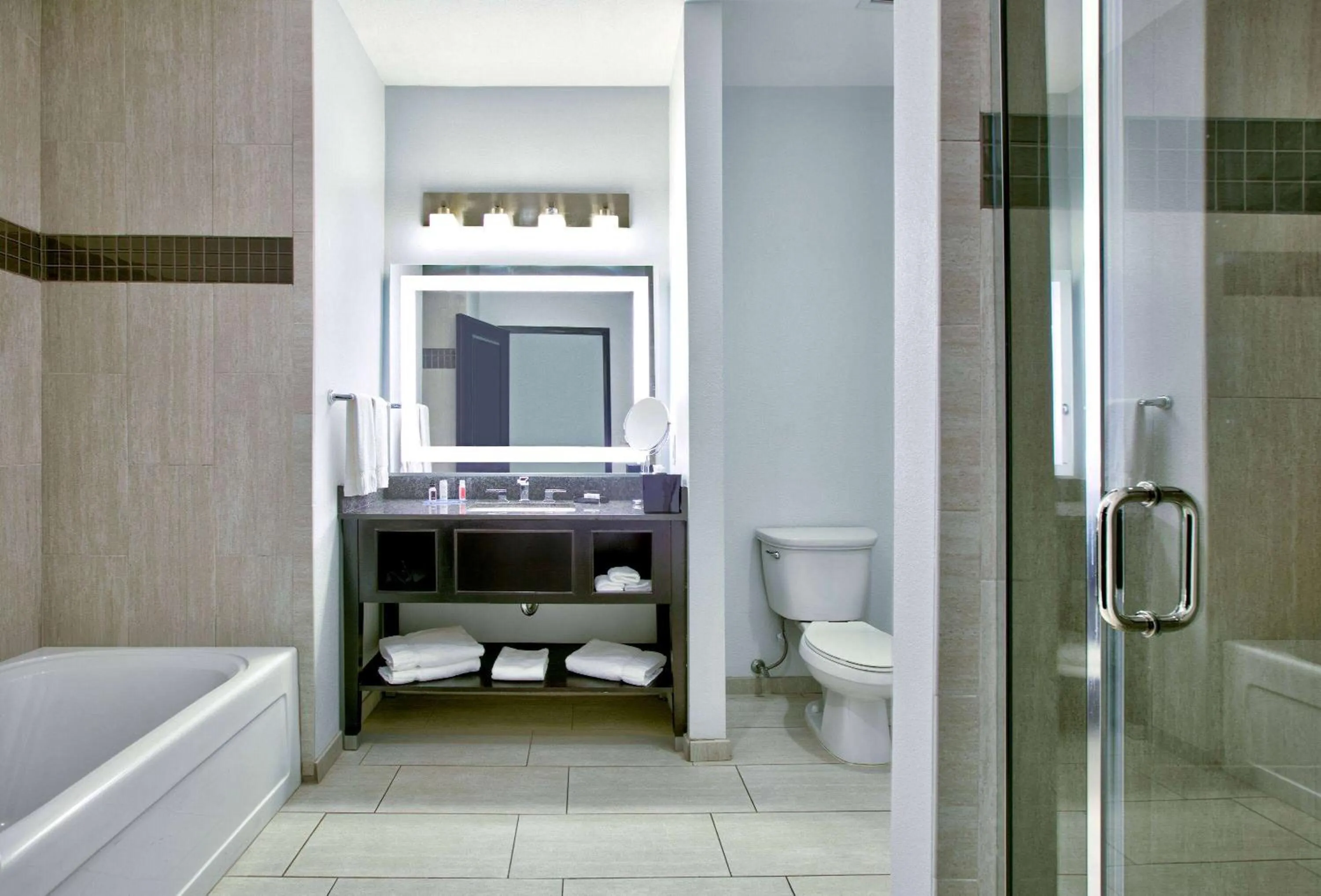 TV and multimedia in La Quinta Inn & Suites by Wyndham Lubbock Southwest