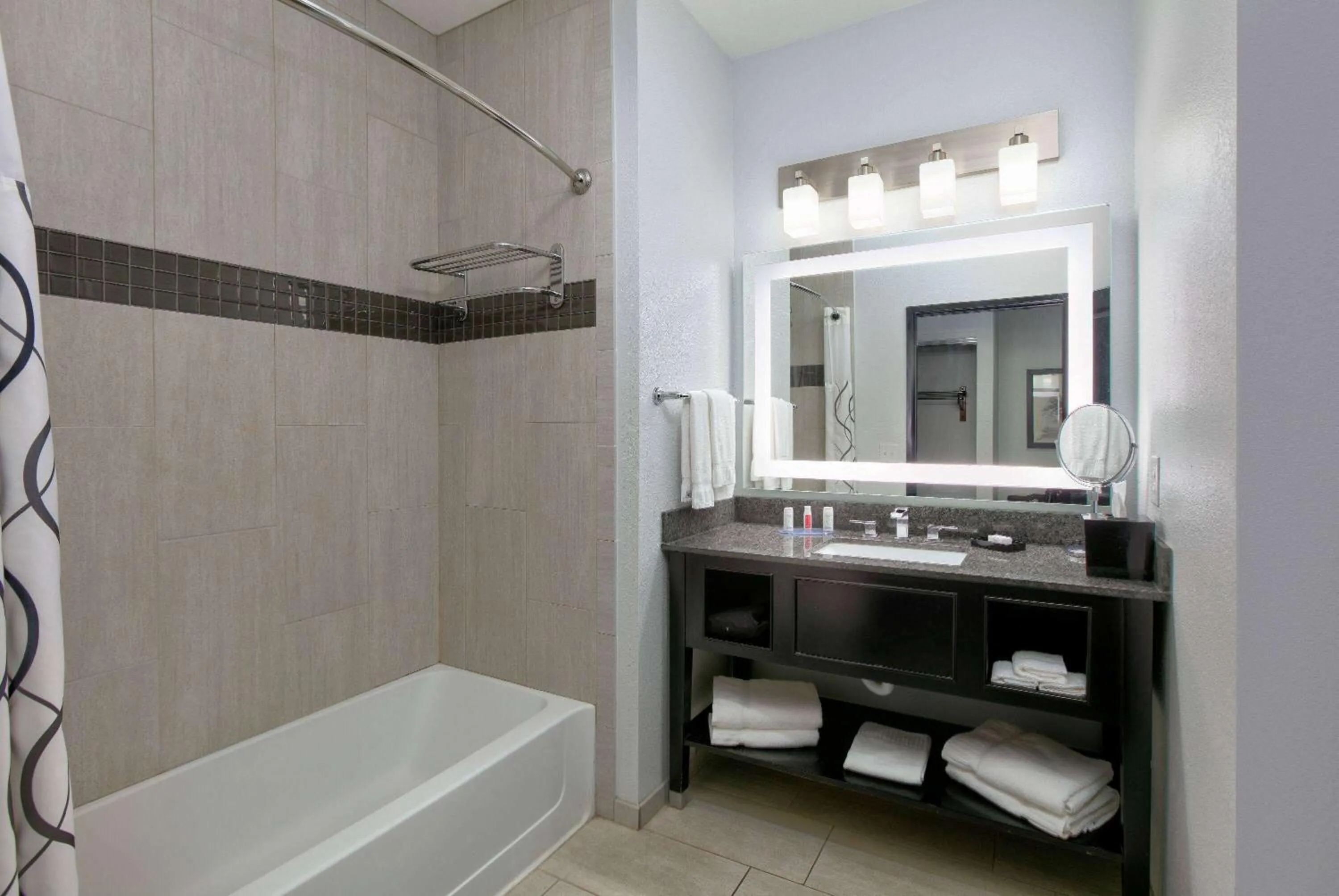 TV and multimedia in La Quinta Inn & Suites by Wyndham Lubbock Southwest