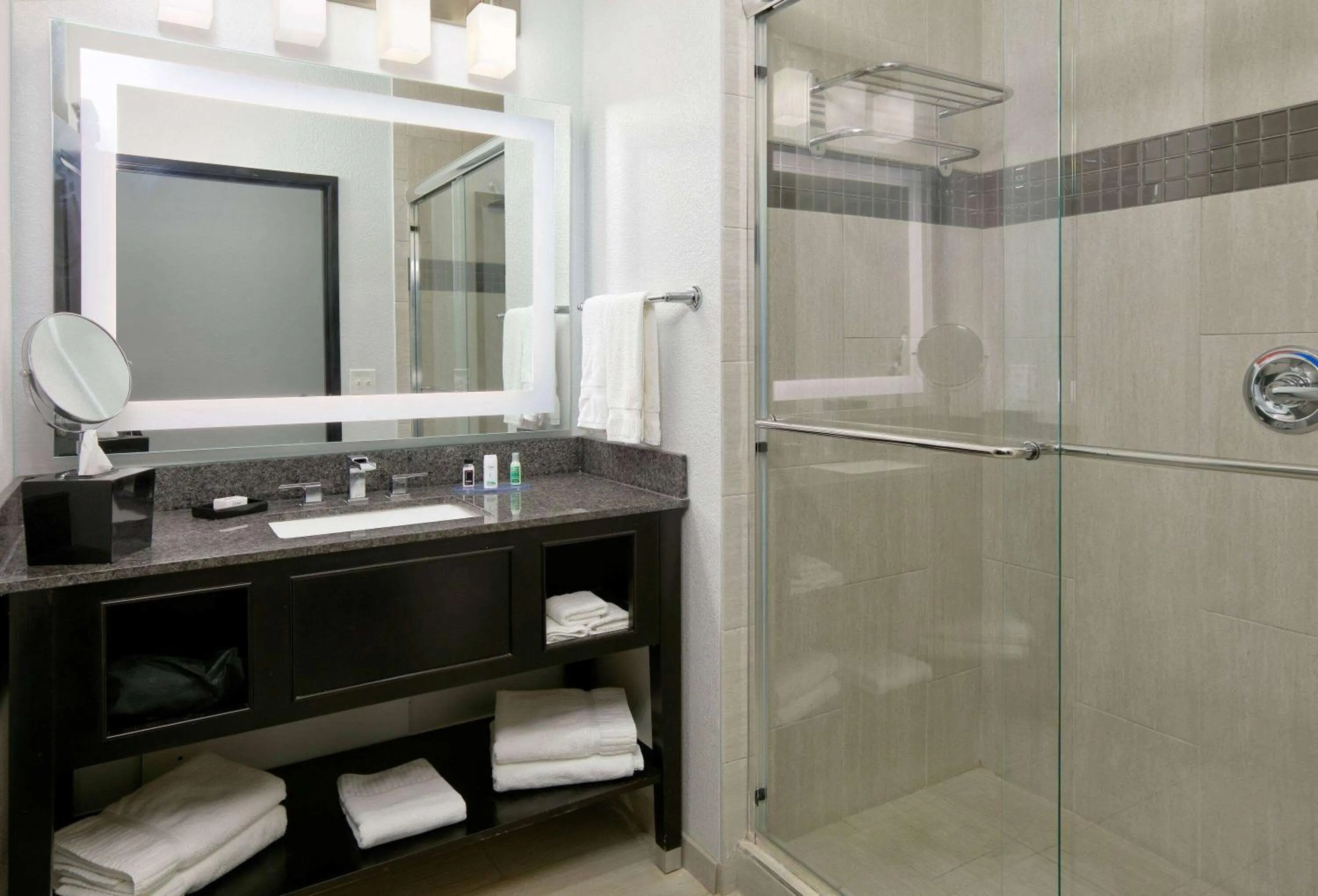 TV and multimedia in La Quinta Inn & Suites by Wyndham Lubbock Southwest