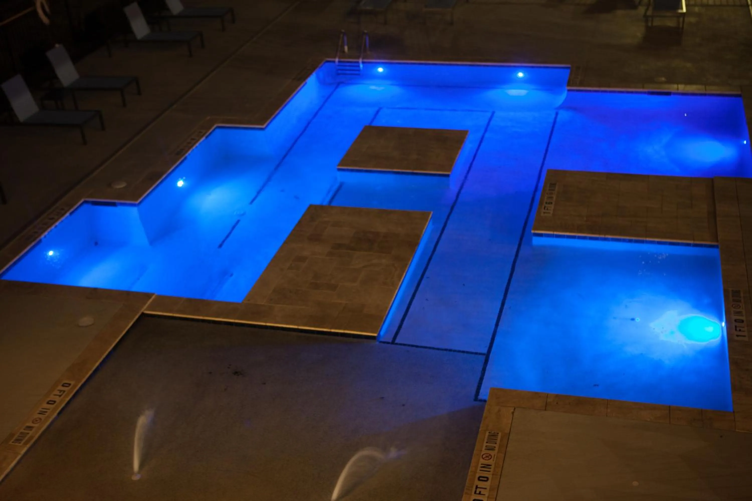 Swimming pool in La Quinta Inn & Suites by Wyndham Lubbock Southwest