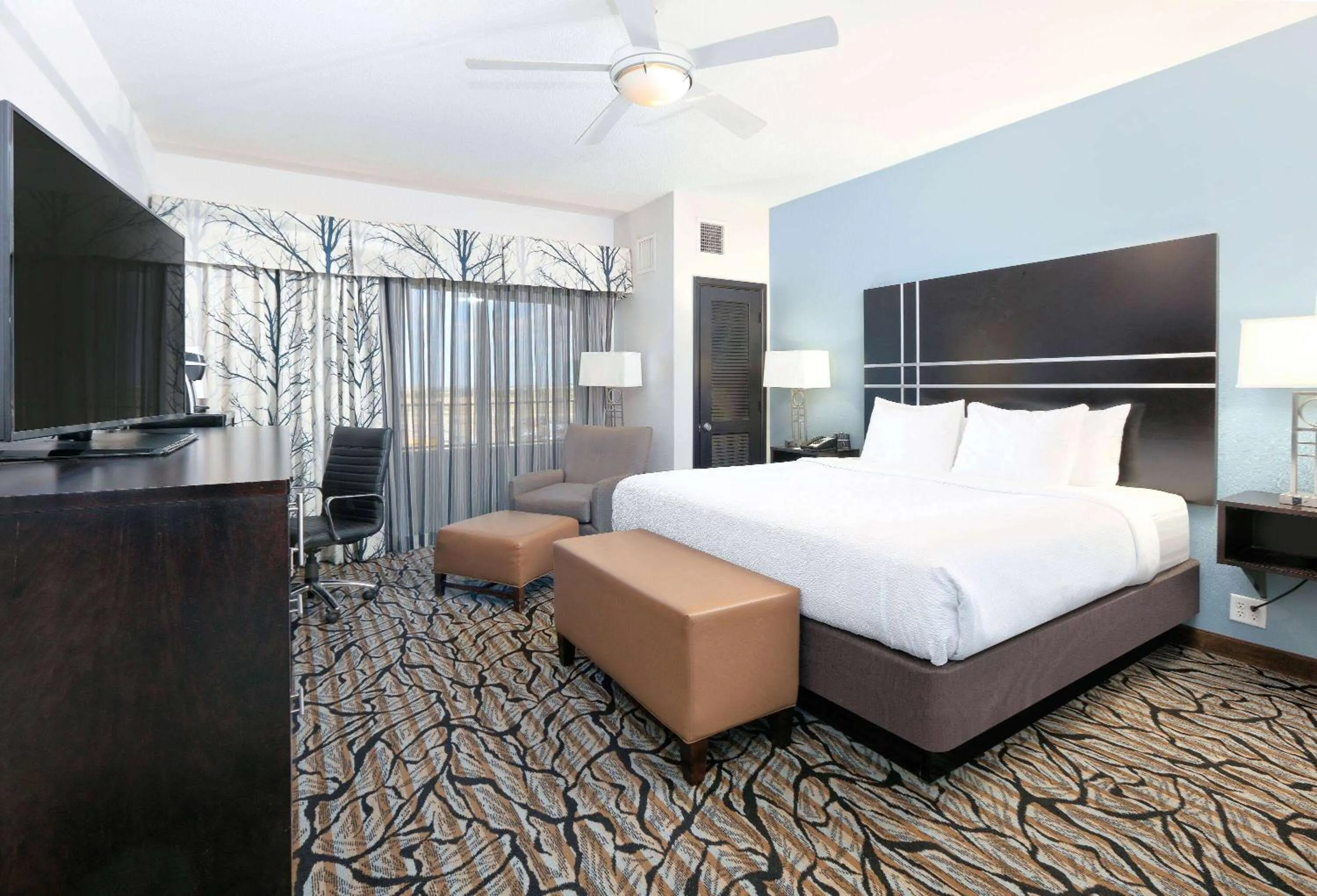 Photo of the whole room, Bed in La Quinta Inn & Suites by Wyndham Lubbock Southwest