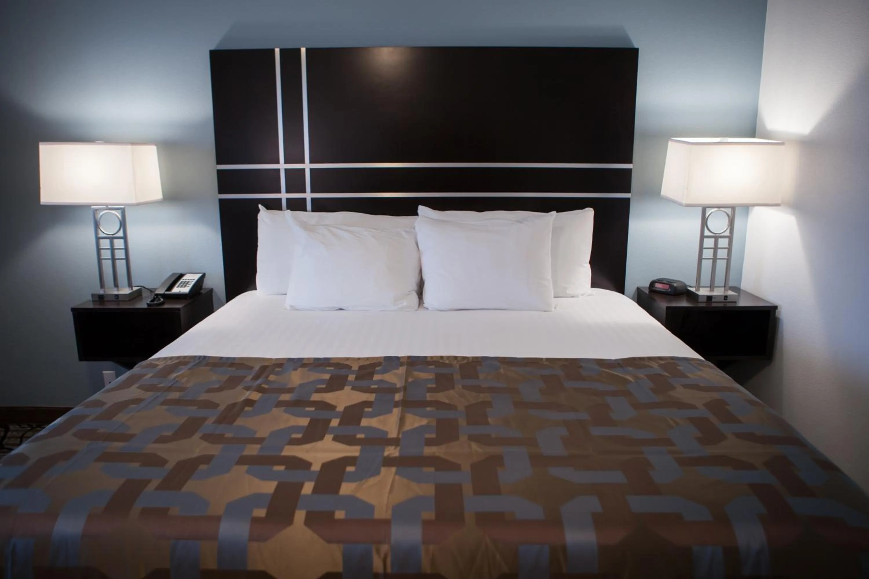 Bed in La Quinta Inn & Suites by Wyndham Lubbock Southwest