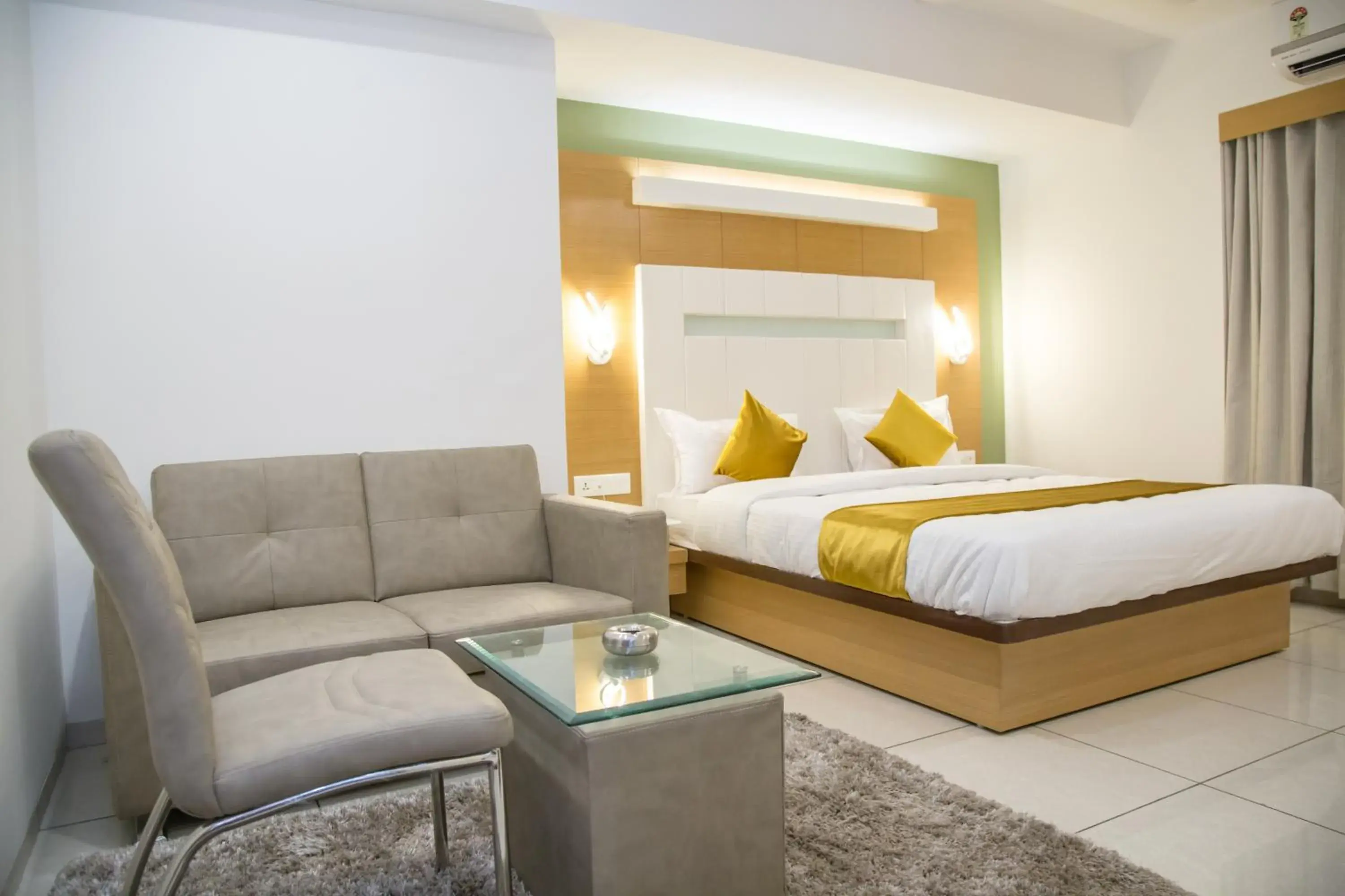 Superior King Room - single occupancy in Hotel Orange International Superior King Room - single occupancy in Hotel Orange International