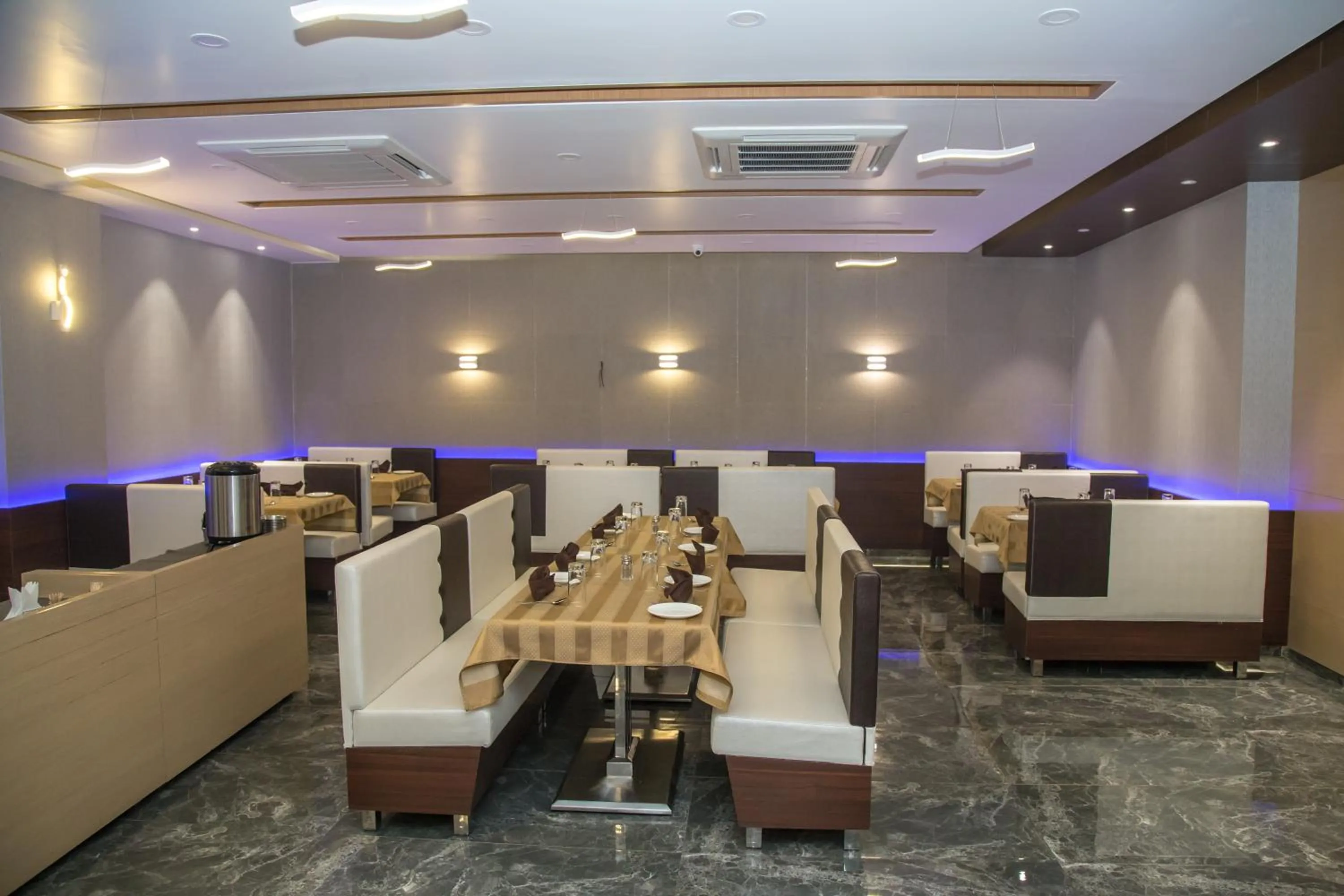 Restaurant/places to eat in Hotel Orange International