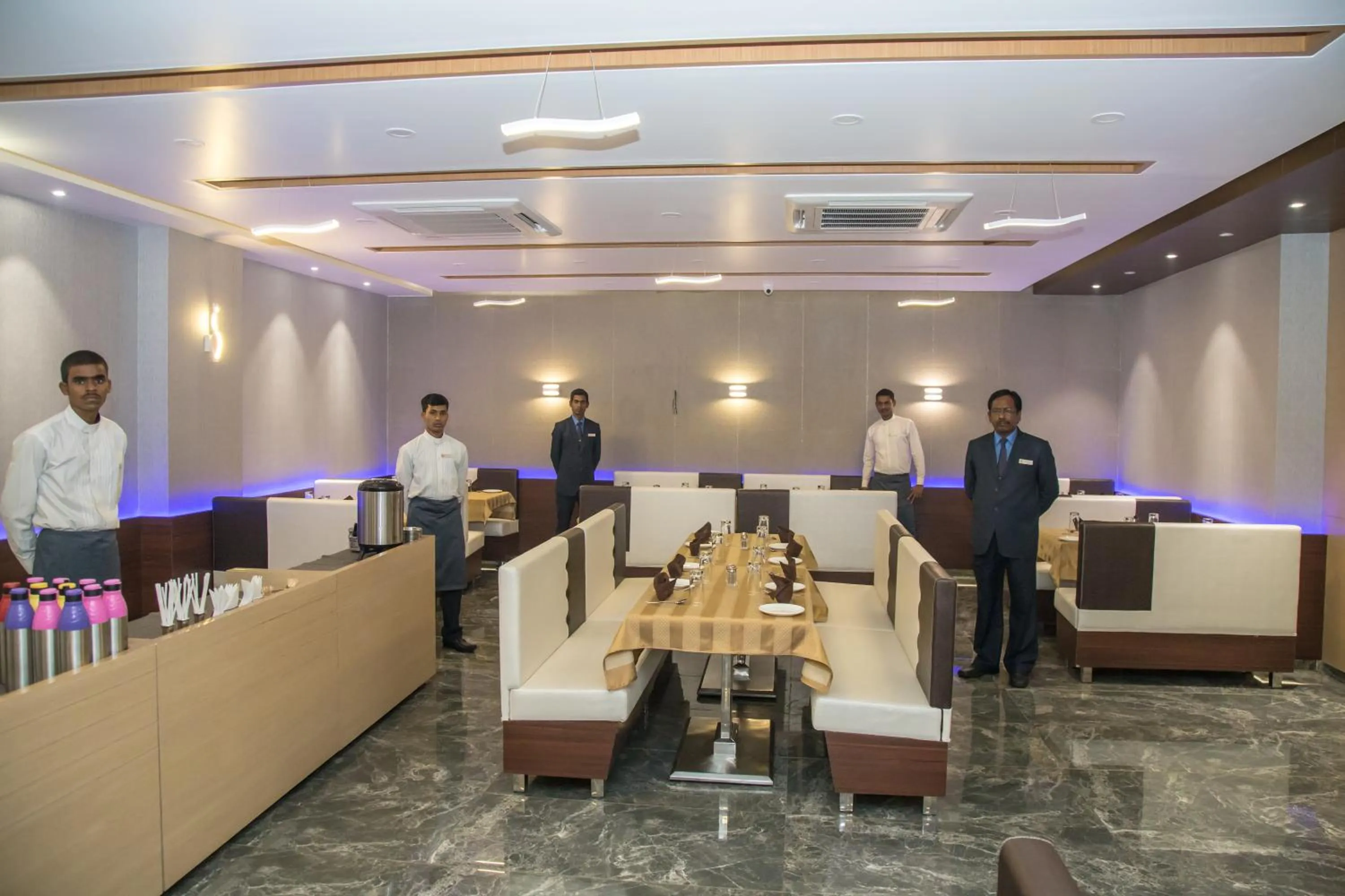 Restaurant/places to eat in Hotel Orange International