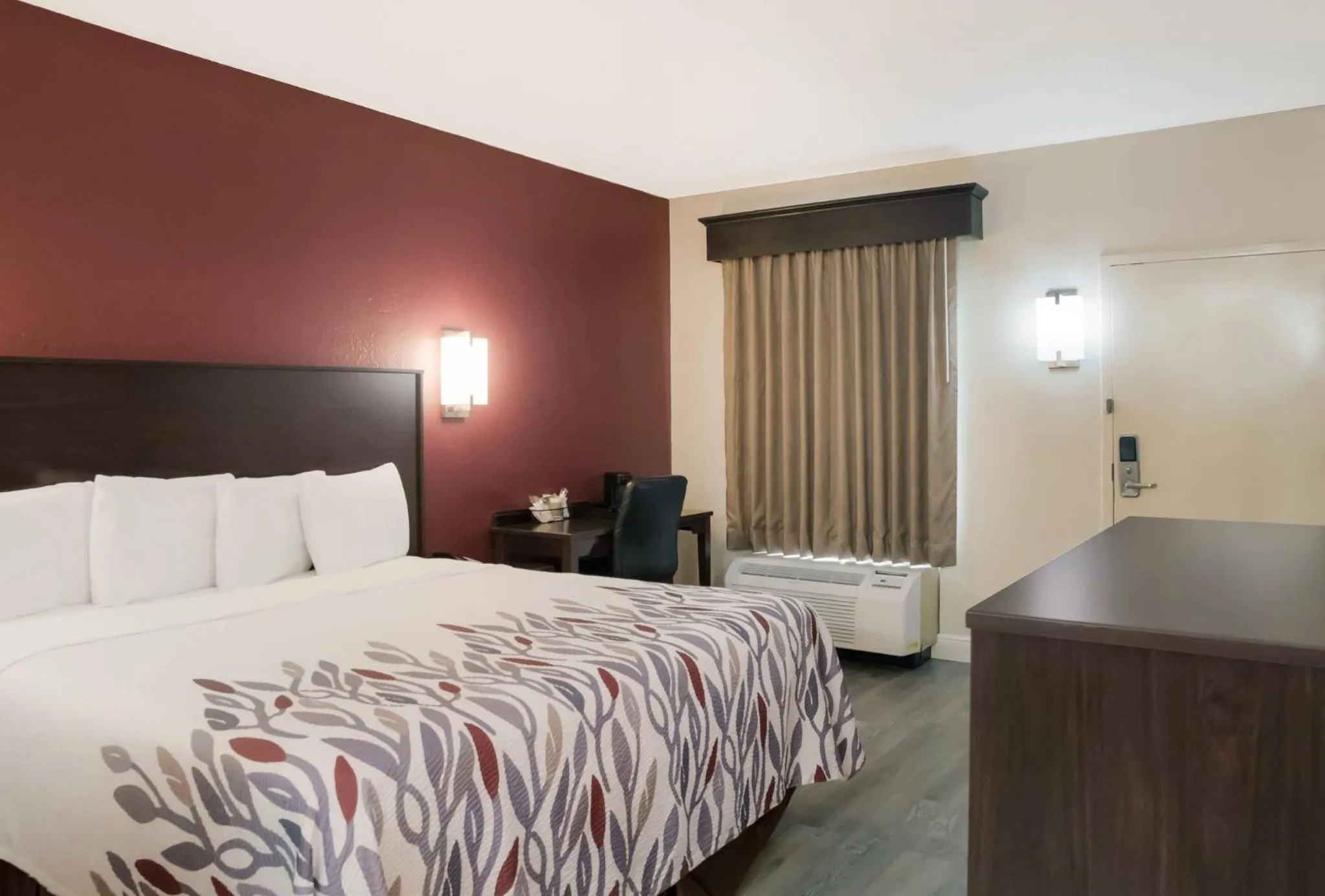 Photo of the whole room, Bed in Red Roof Inn Tupelo