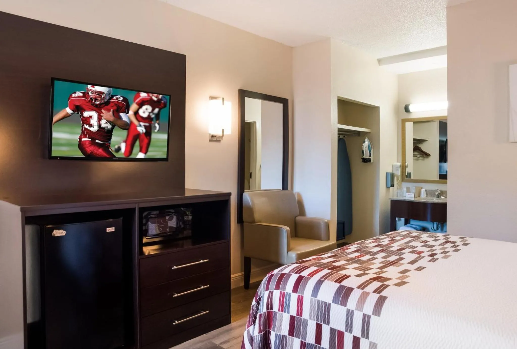 Photo of the whole room, Bed in Red Roof Inn Tupelo