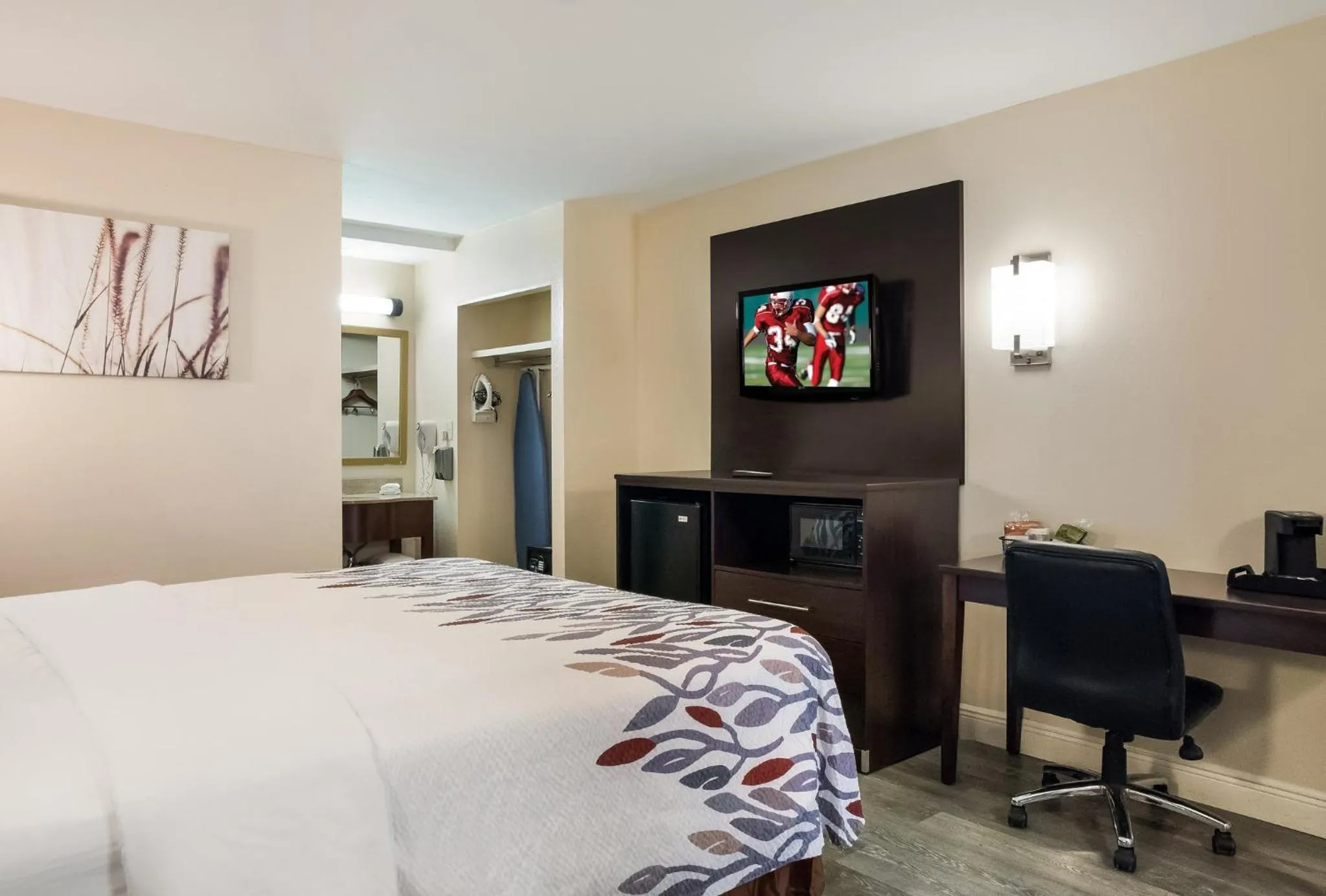 Photo of the whole room, Bed in Red Roof Inn Tupelo
