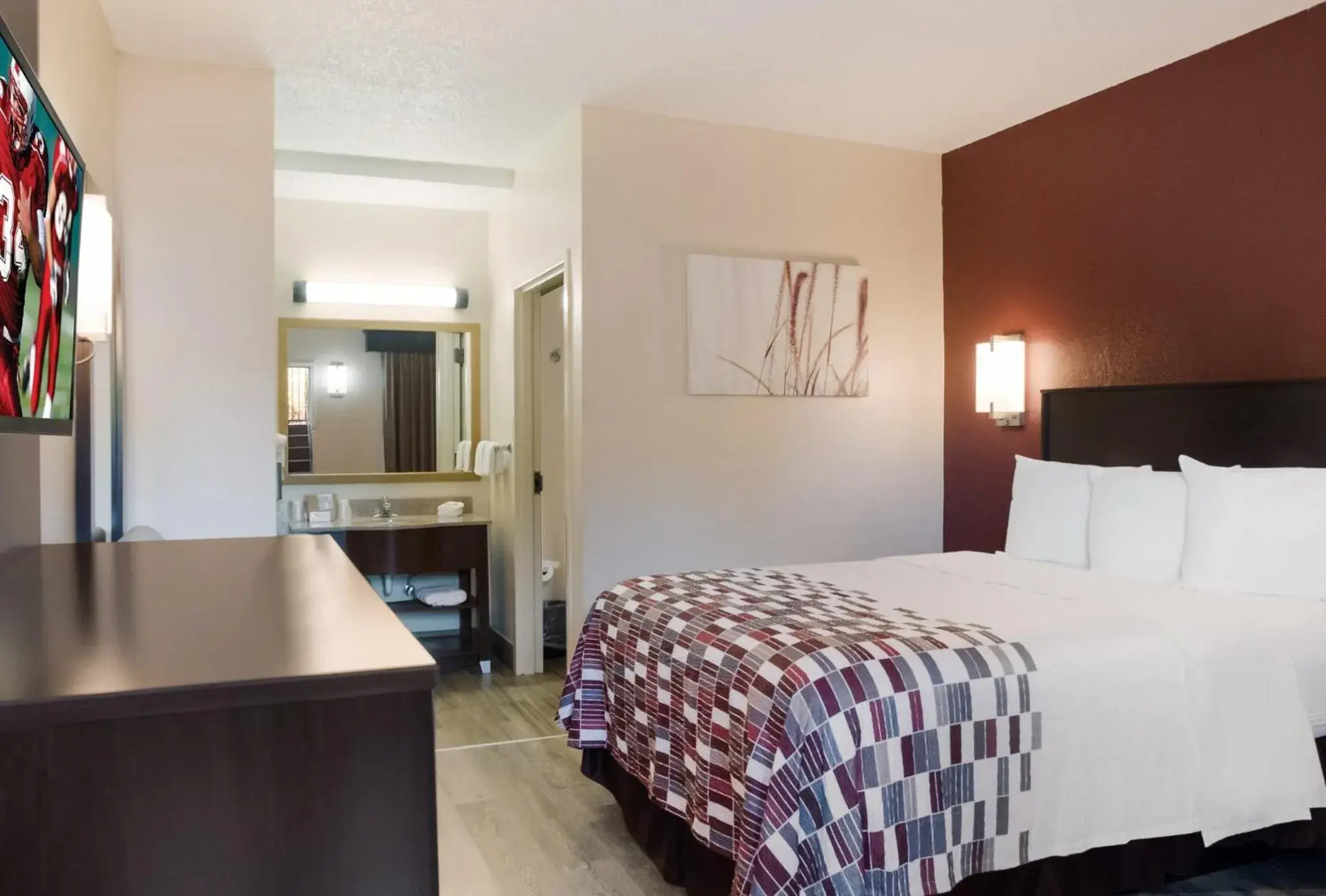 Deluxe Room with One Queen Bed Non-Smoking in Red Roof Inn Tupelo Deluxe Room with One Queen Bed Non-Smoking in Red Roof Inn Tupelo