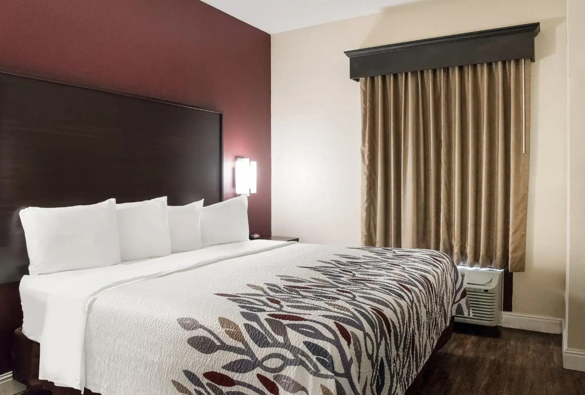 Suite King Room Non-Smoking in Red Roof Inn Tupelo Suite King Room Non-Smoking in Red Roof Inn Tupelo