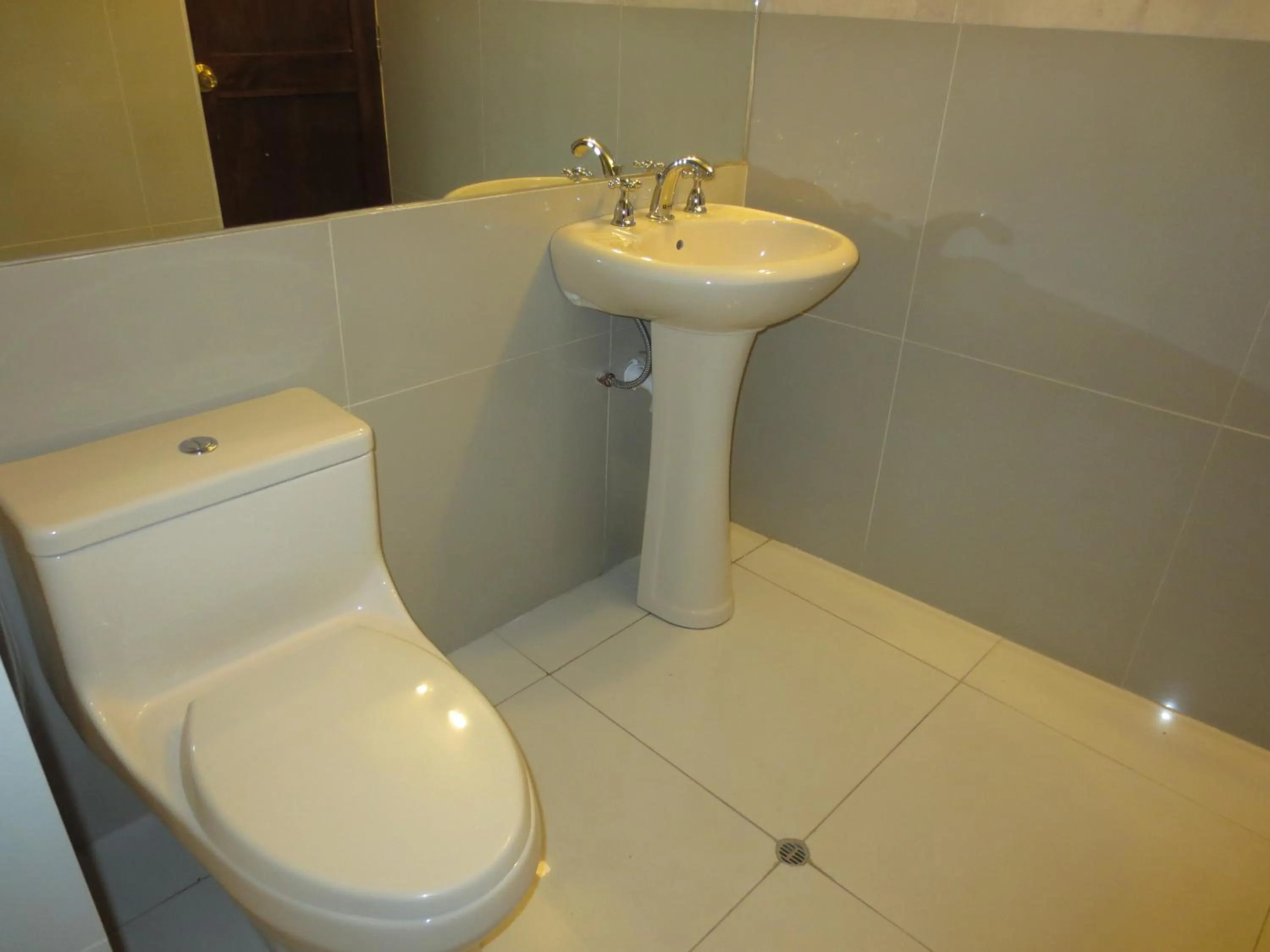 Toilet in La Cabaña Hotel