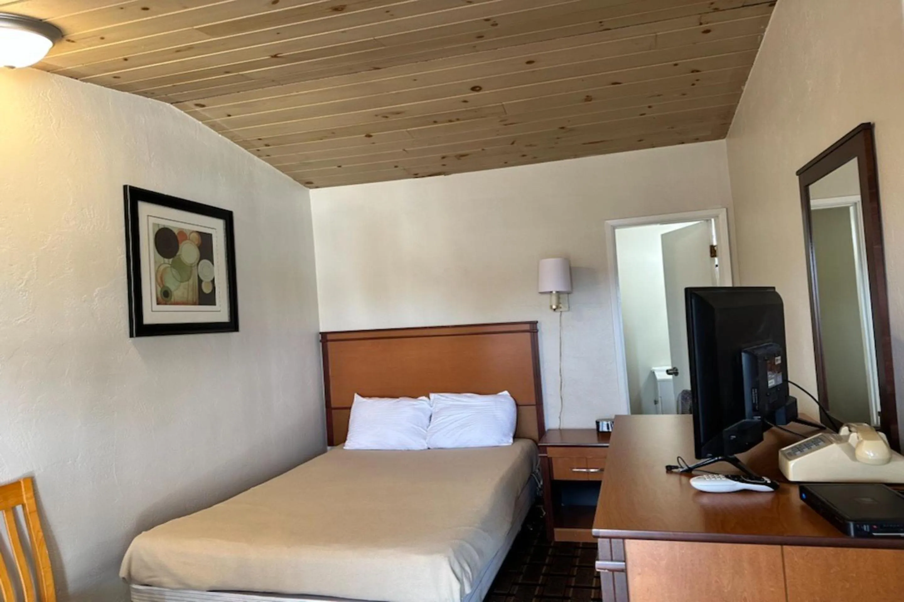 Bedroom, Bed in Anchor Bay Inn near Winchester Bay