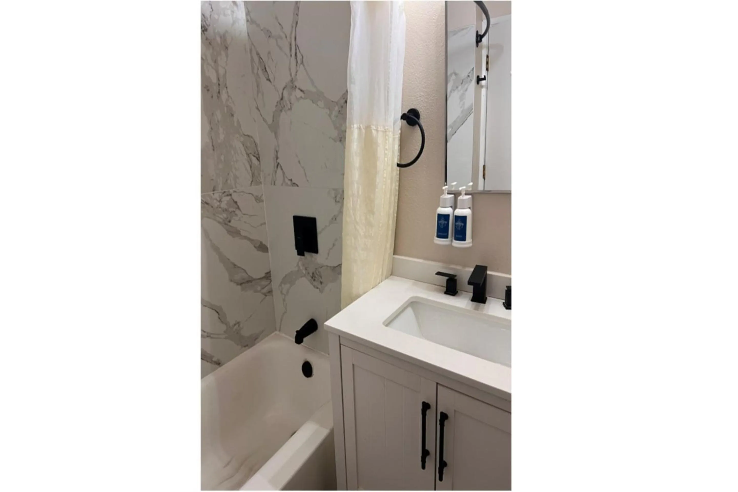 Bathroom in Anchor Bay Inn near Winchester Bay