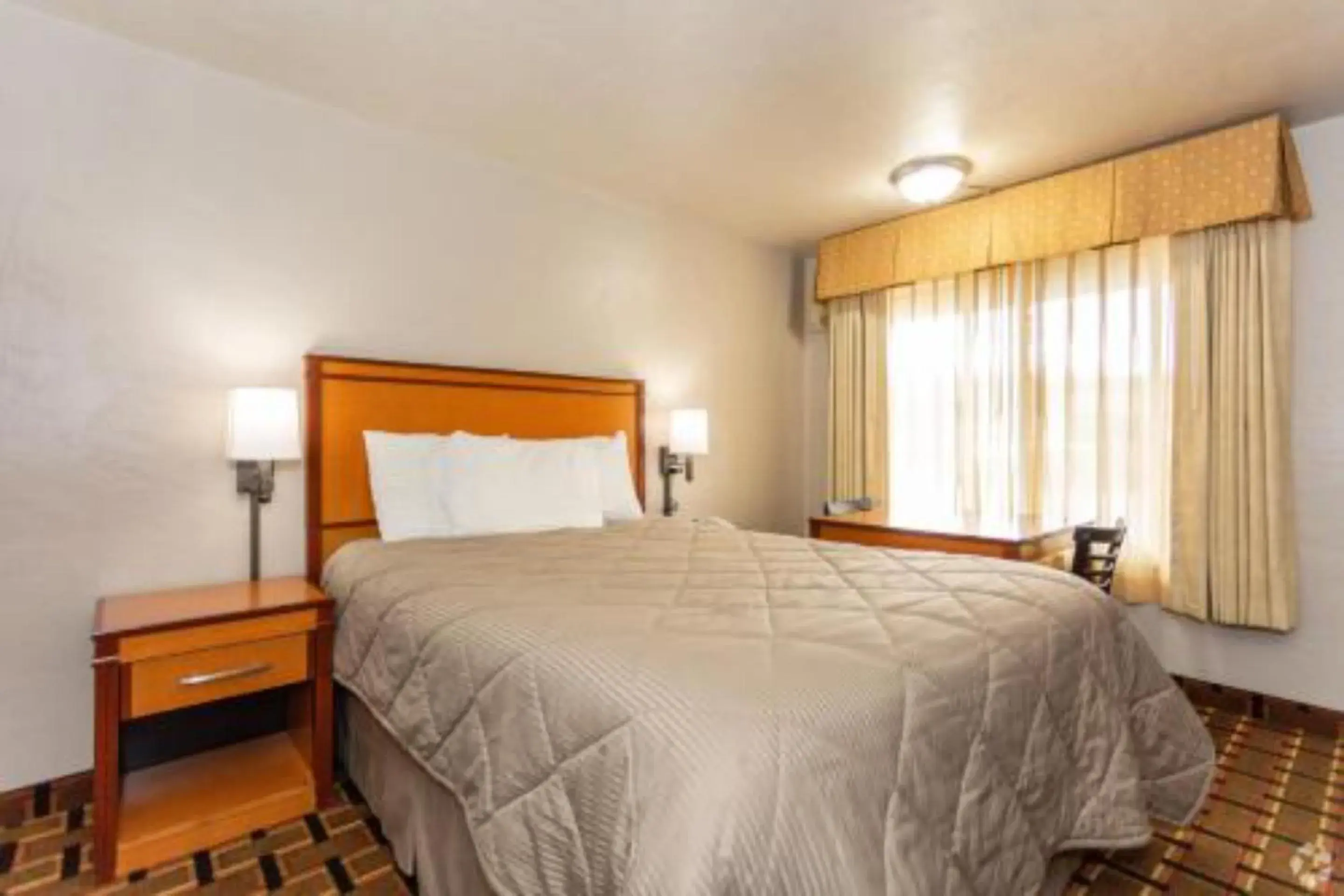 King Room in Anchor Bay Inn near Winchester Bay King Room in Anchor Bay Inn near Winchester Bay