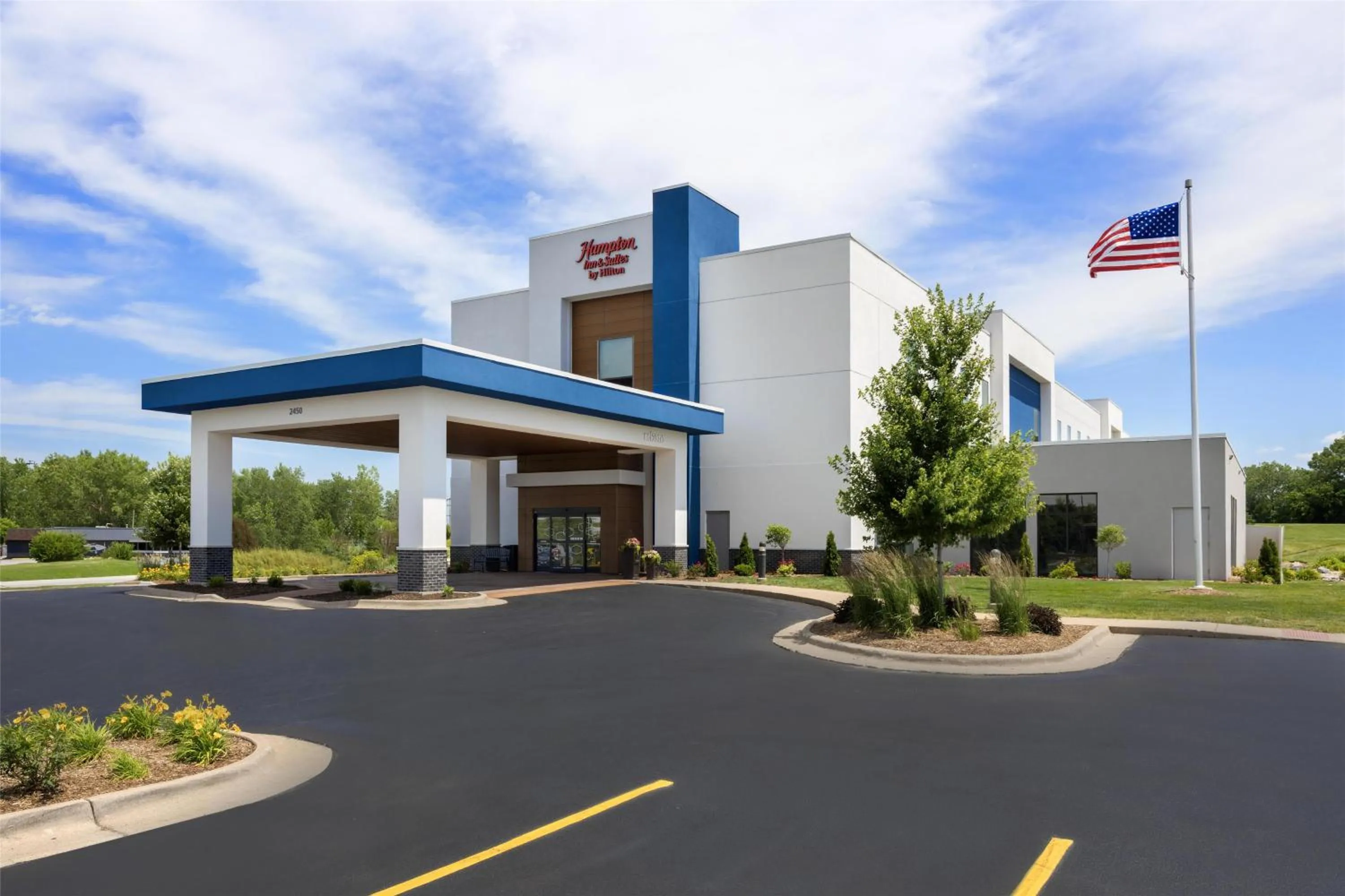 Property building in Hampton Inn & Suites Moline-Quad City Int'l Aprt
