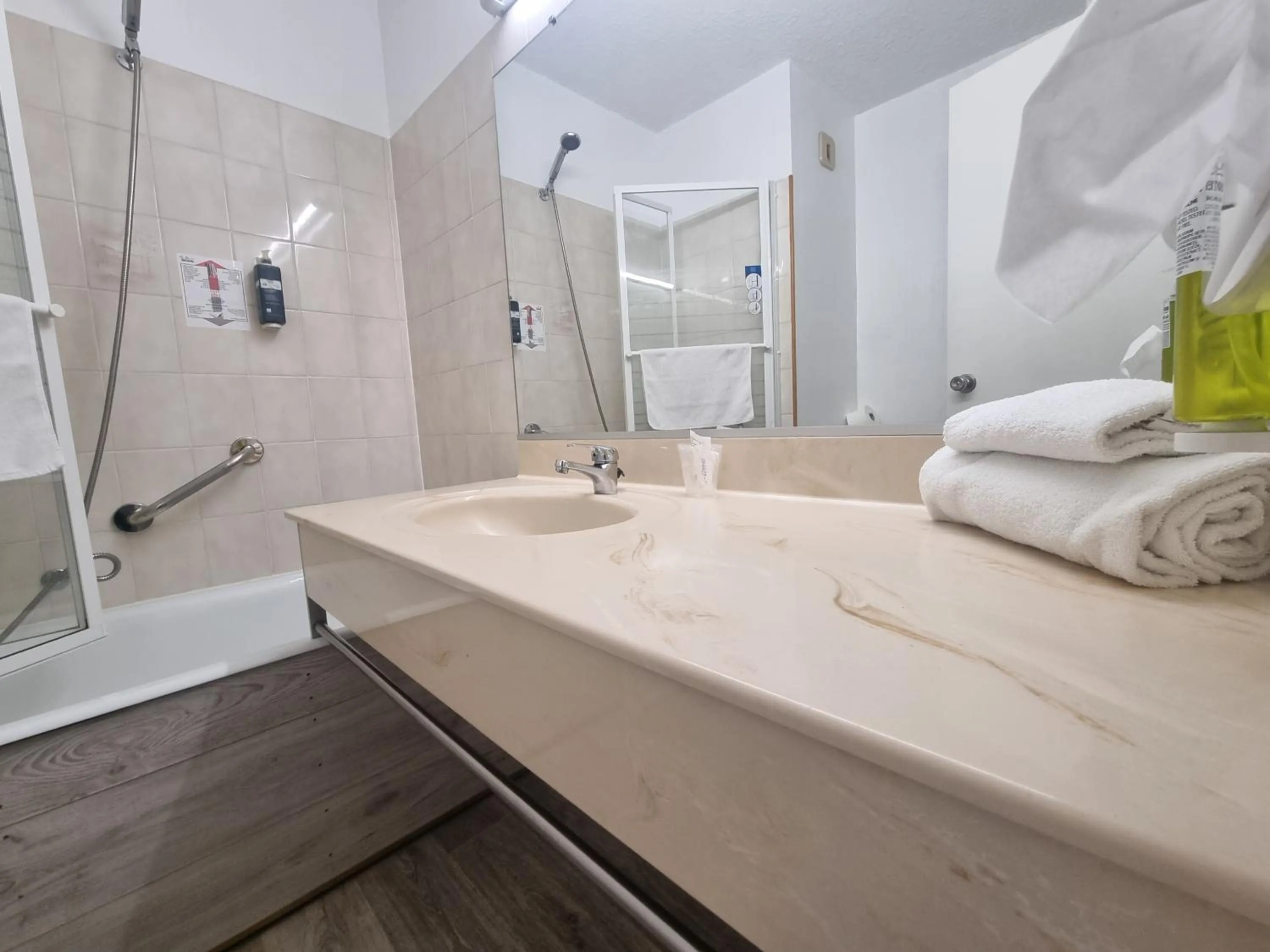 Bathroom in Brit Hotel Dak Hotel