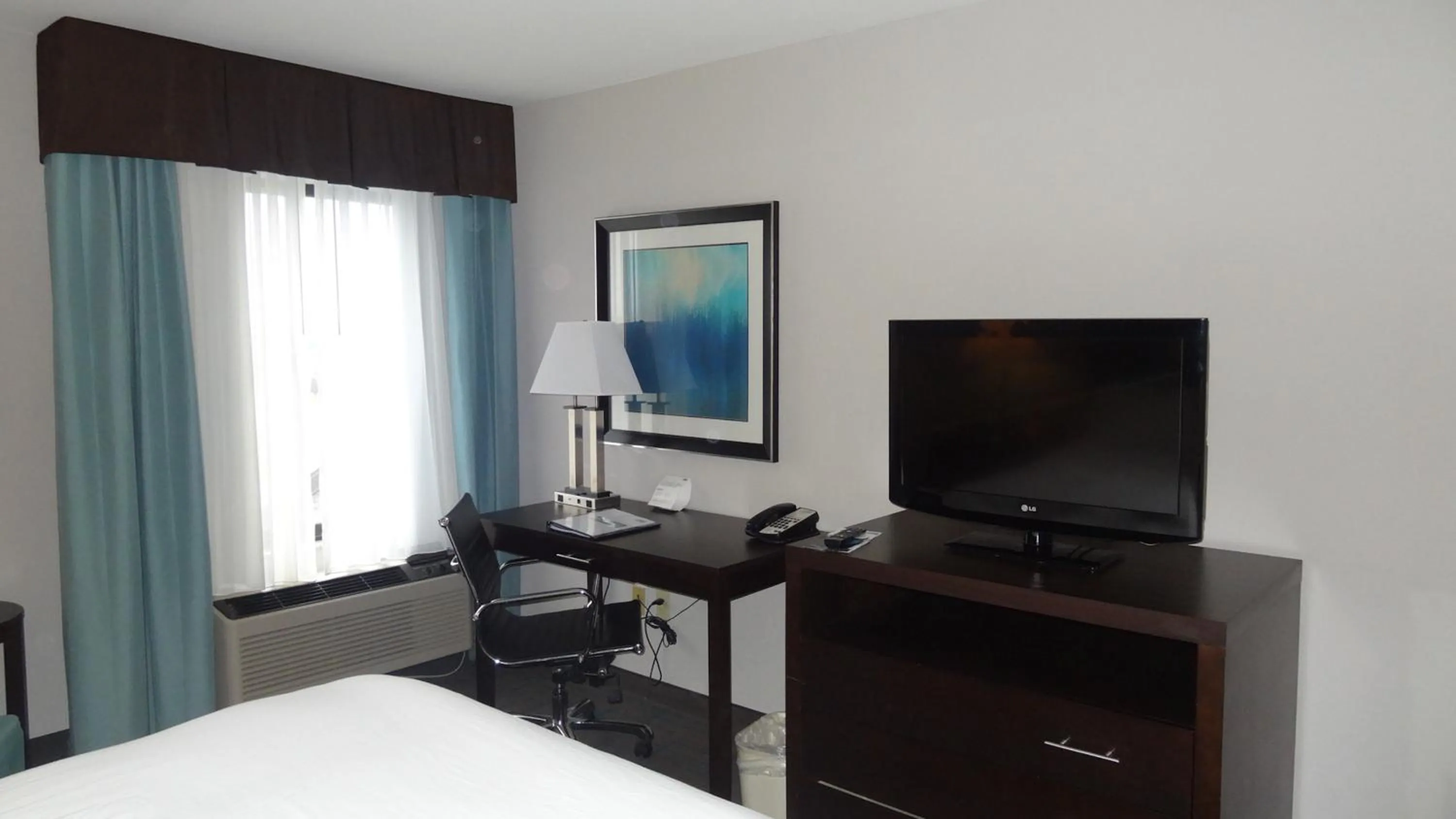 Photo of the whole room, Bed in Holiday Inn Express Hotel Kansas City - Bonner Springs by IHG