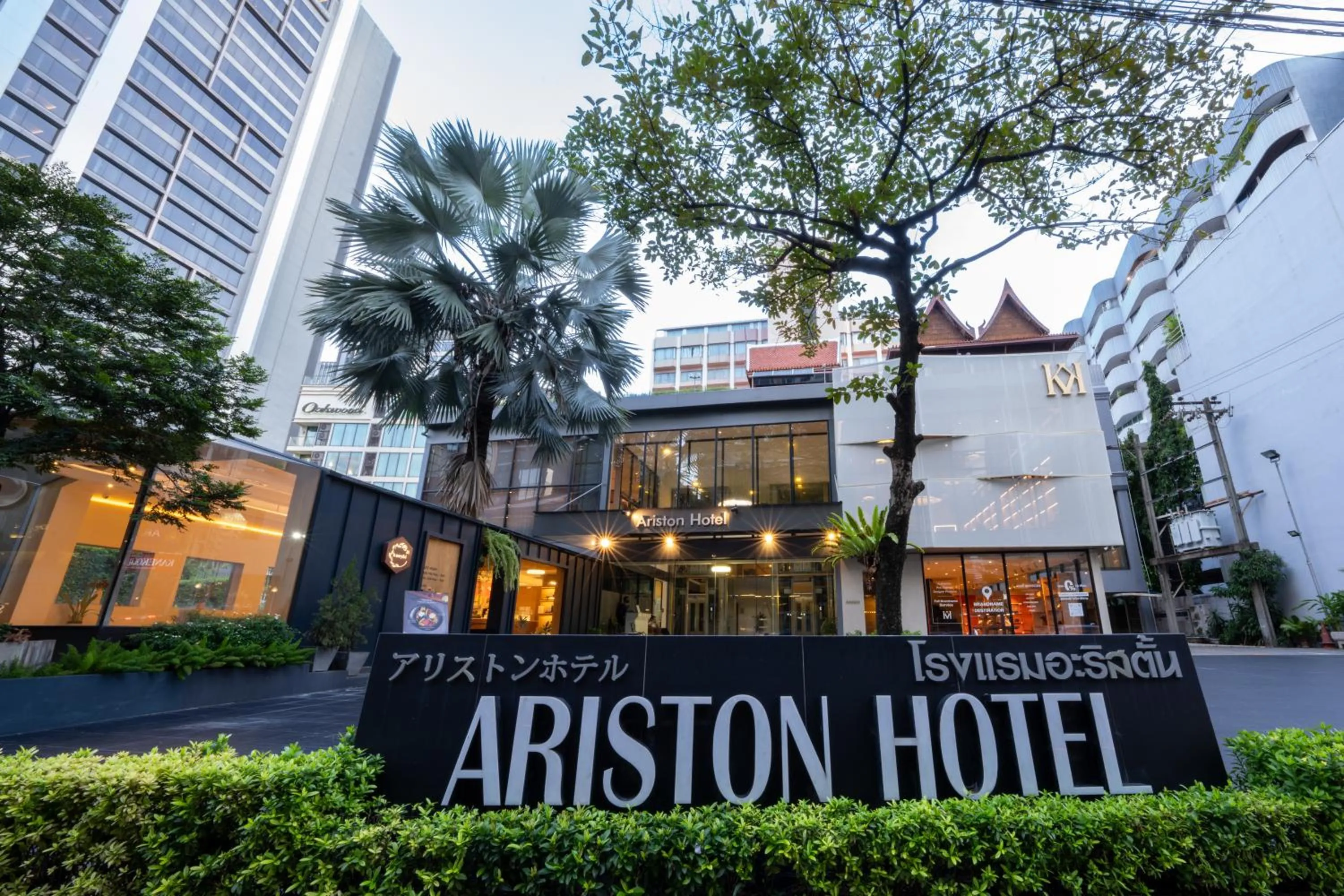 Property building in Ariston Hotel Bangkok