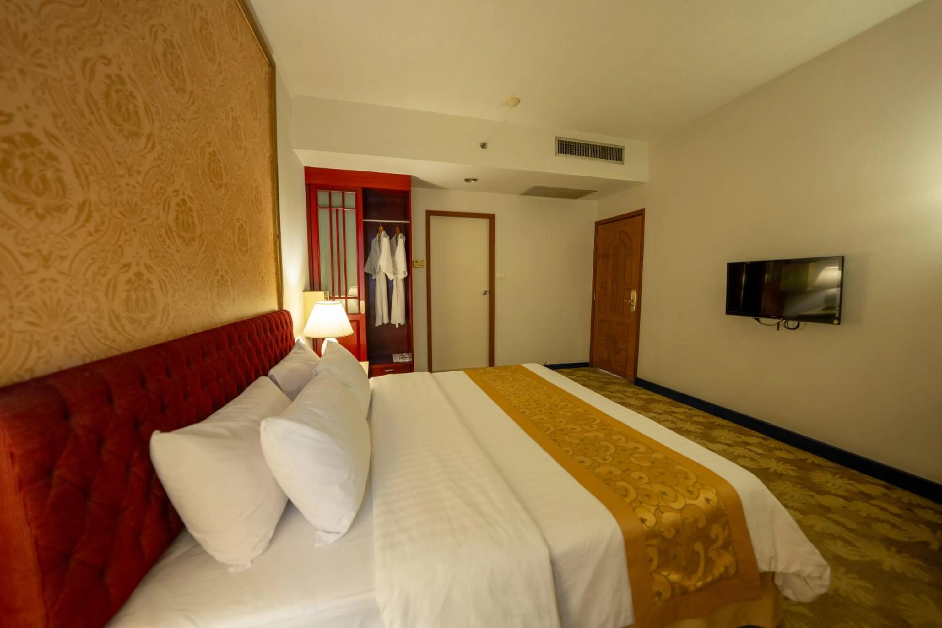 Bed in Ariston Hotel Bangkok