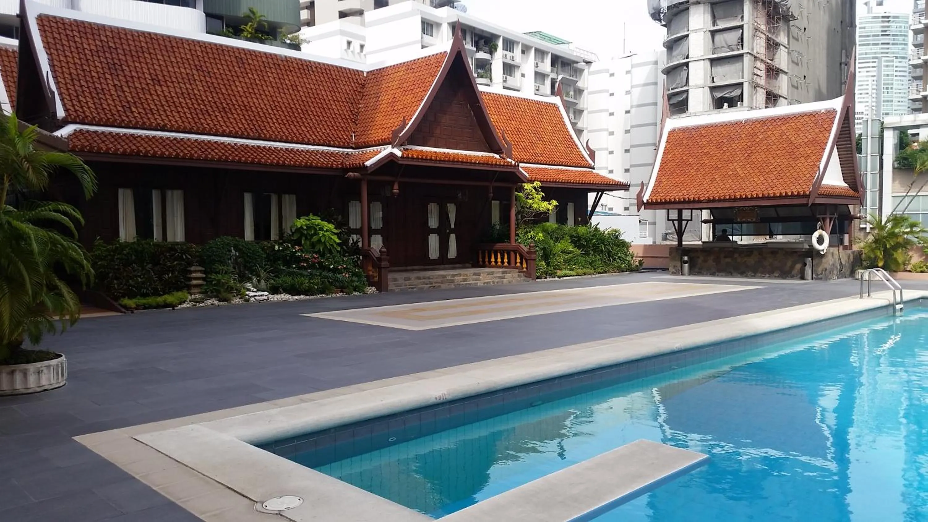 Swimming pool in Ariston Hotel Bangkok